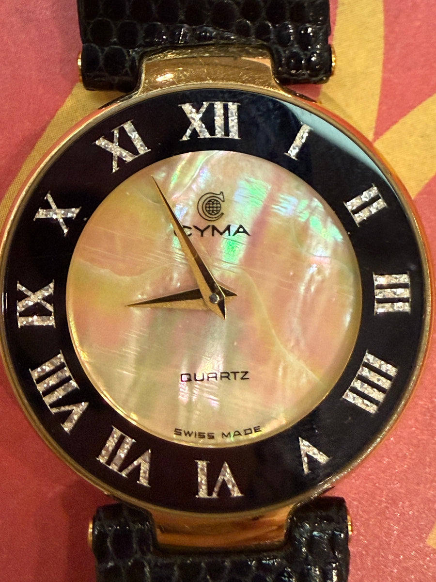 從一枚 CYMA 看懂古董錶的工藝與成本哲學 玩古董錶，最迷人的地方從來不只是機芯入面的零件跳動，而是藏在微小面盤背後的時代工藝與品牌哲學。