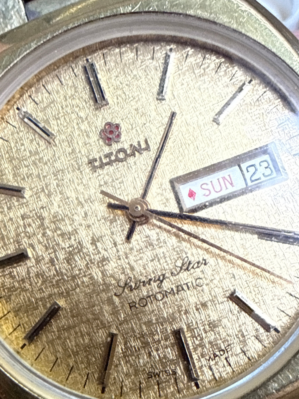 [已抹油高頻名機] 1970s Vintage Titoni Swing Star 梅花旋風之星｜金色粗拉絲樹皮紋面・瑞士 ETA 2790-1 (28,800 vph)・電視機型外殼・原裝梅花鋼帶