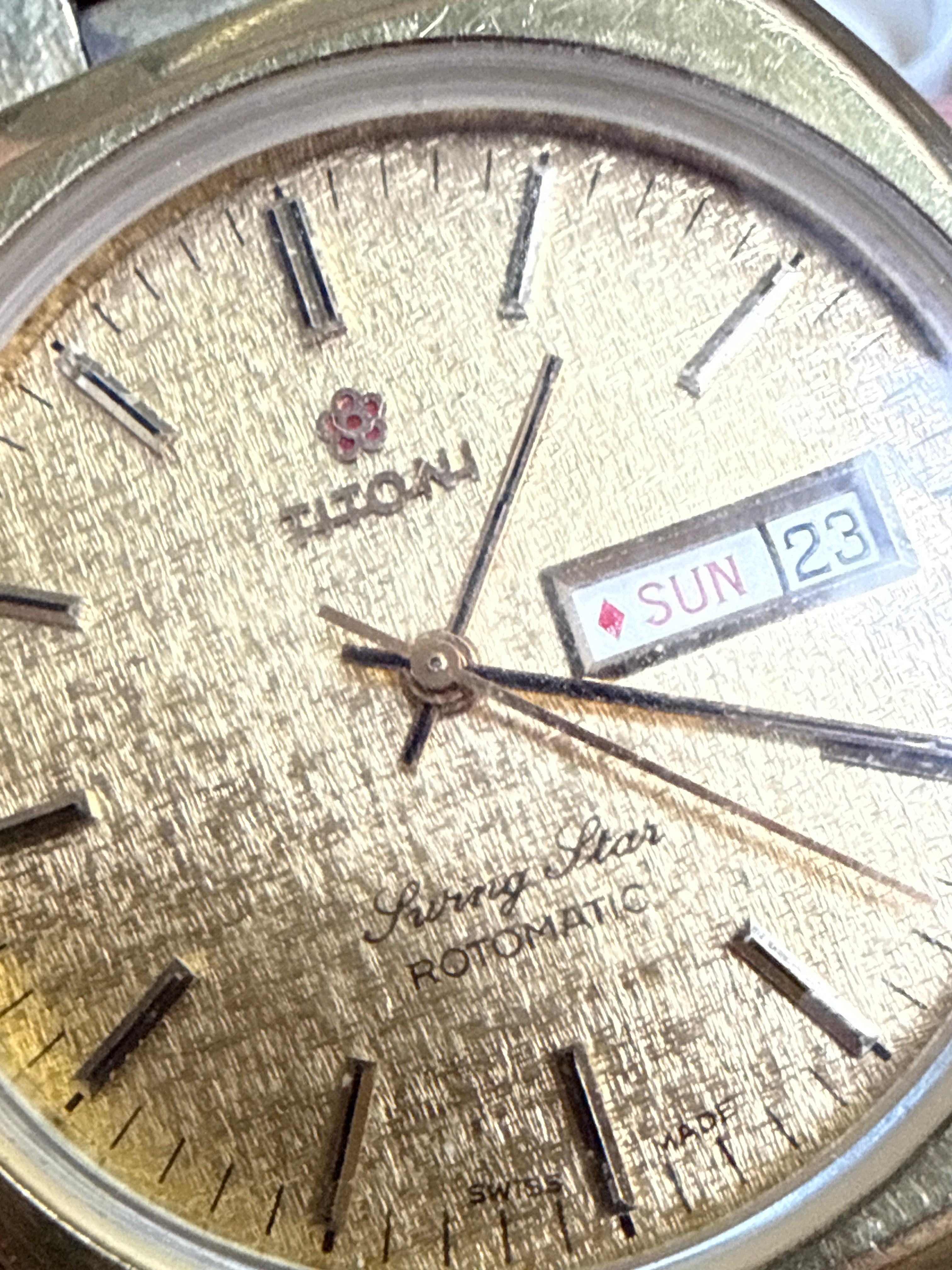 [已抹油高頻名機] 1970s Vintage Titoni Swing Star 梅花旋風之星｜金色粗拉絲樹皮紋面・瑞士 ETA 2790-1 (28,800 vph)・電視機型外殼・原裝梅花鋼帶