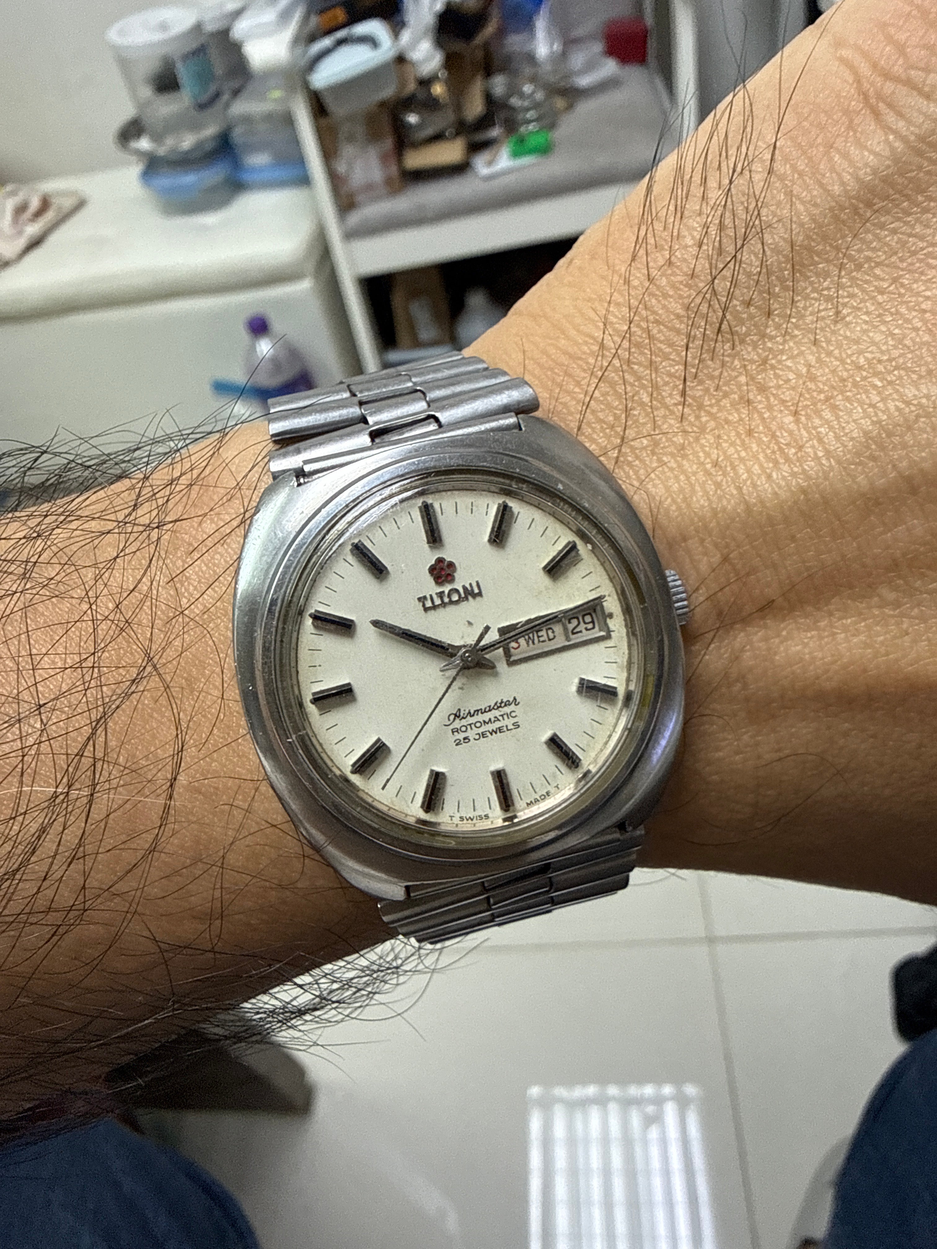 [經典鮑魚殼空霸] 1970s Vintage Titoni Airmaster 梅花空霸雙曆錶｜瑞士 ETA 2836-2 打花名芯 (快跳雙曆)・立體拉絲變色奶白紋面・經典立體紅梅花・原裝 TITONI 鋼帶 (17.5cm)