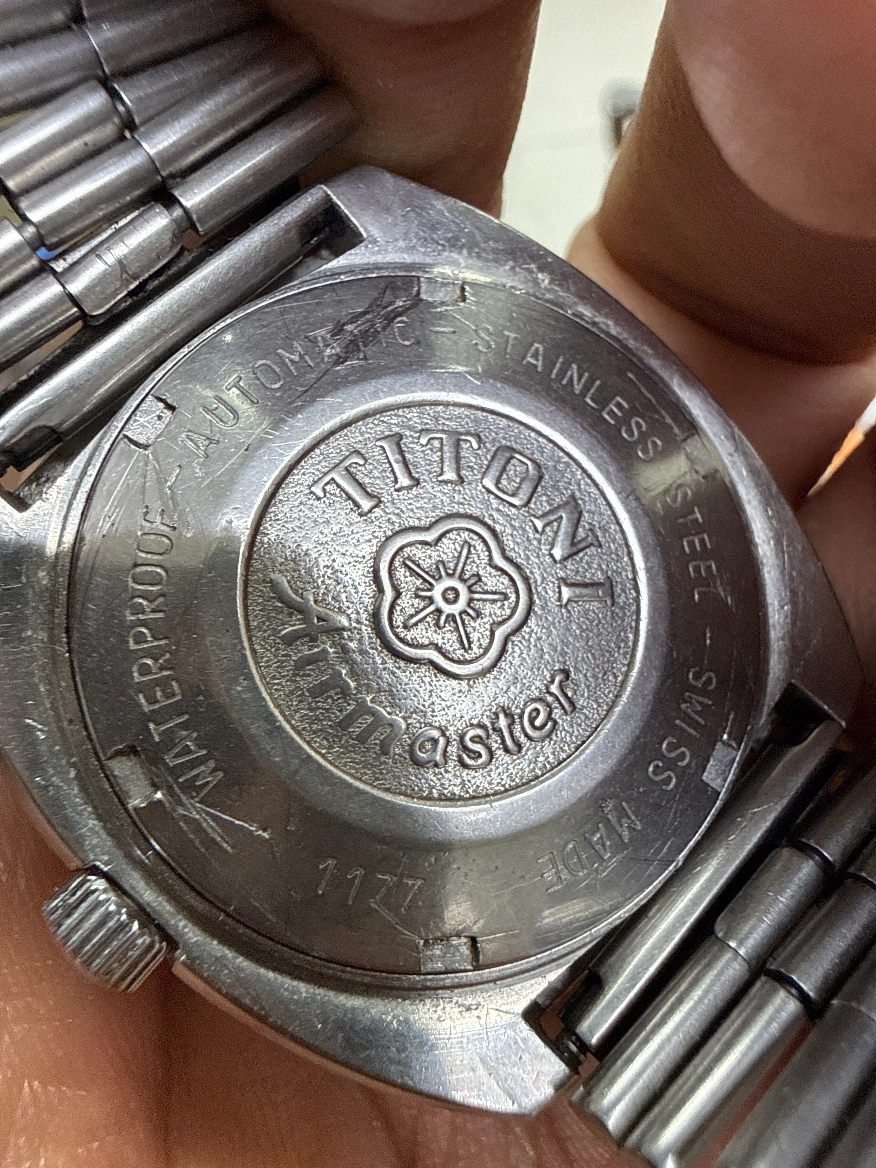 [經典鮑魚殼空霸] 1970s Vintage Titoni Airmaster 梅花空霸雙曆錶｜瑞士 ETA 2836-2 打花名芯 (快跳雙曆)・立體拉絲變色奶白紋面・經典立體紅梅花・原裝 TITONI 鋼帶 (17.5cm)