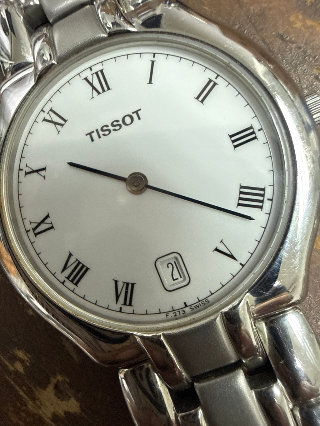 [極致6mm超薄白瓷面] 1990s Vintage Tissot 瑞士石英正裝錶｜純白瓷感羅馬字盤・軌道刻度・6點位對稱日曆・立體拋光噴砂原裝鋼帶 (Full Links 全齊格)