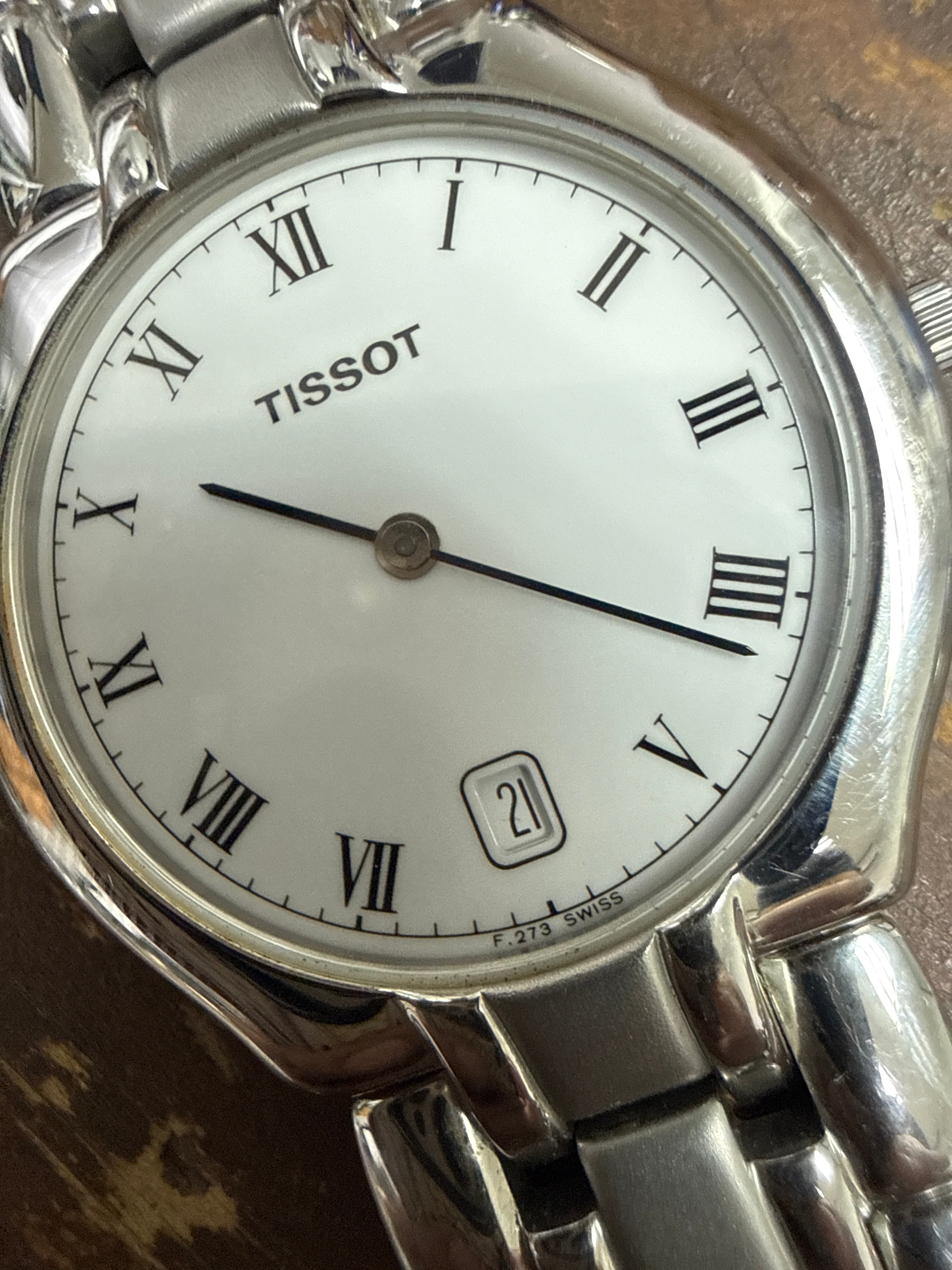 [極致6mm超薄白瓷面] 1990s Vintage Tissot 瑞士石英正裝錶｜純白瓷感羅馬字盤・軌道刻度・6點位對稱日曆・立體拋光噴砂原裝鋼帶 (Full Links 全齊格)