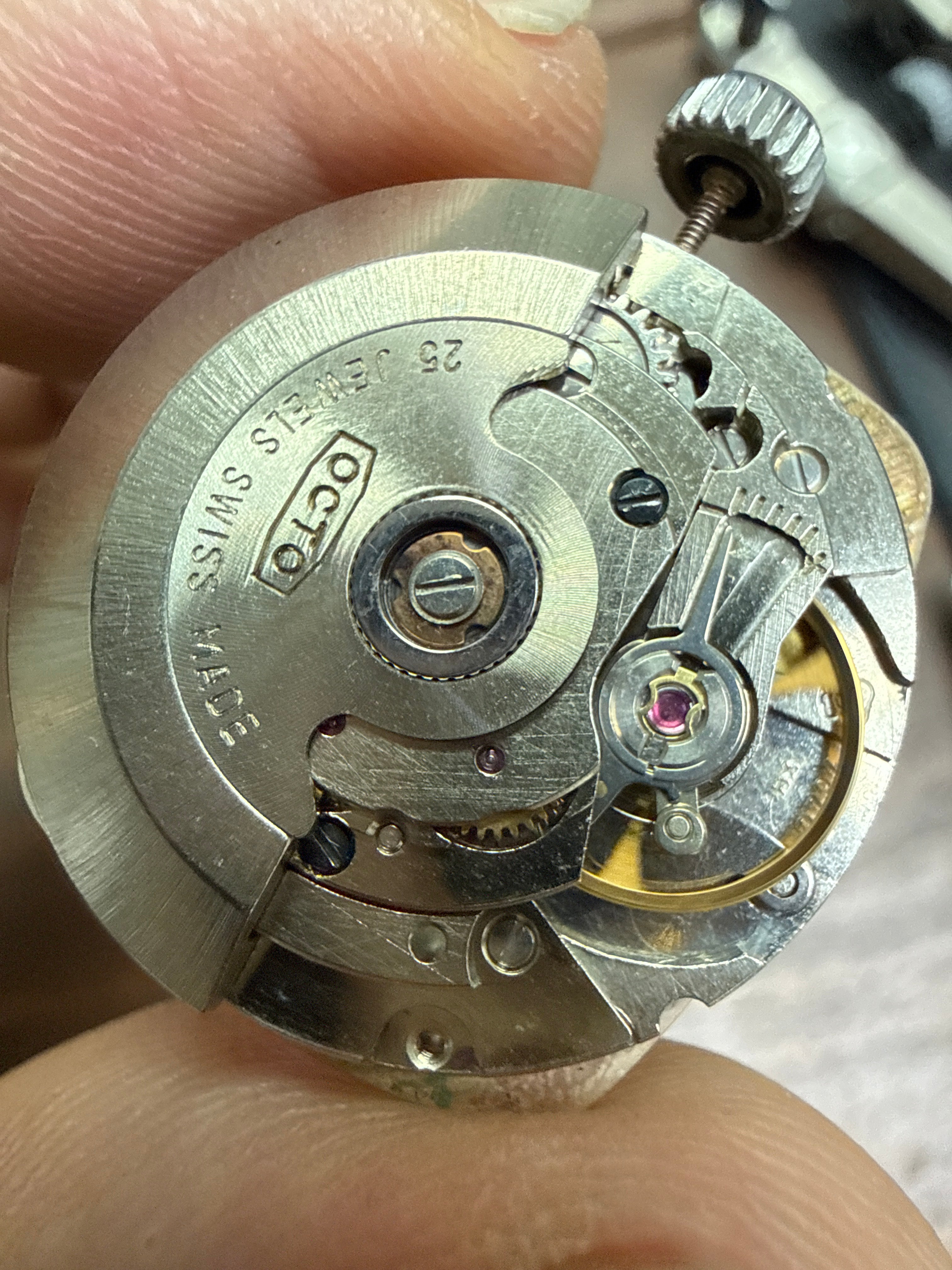 [少有ETA 2784高頻] 1970s Vintage OCTO 樂都方形電視機殼｜28,800 高振頻名機 (快跳日曆)・天然蜘蛛網龜裂紋銀面 (Spider Dial)・超美原裝一體式五珠鋼帶 (16.5cm)