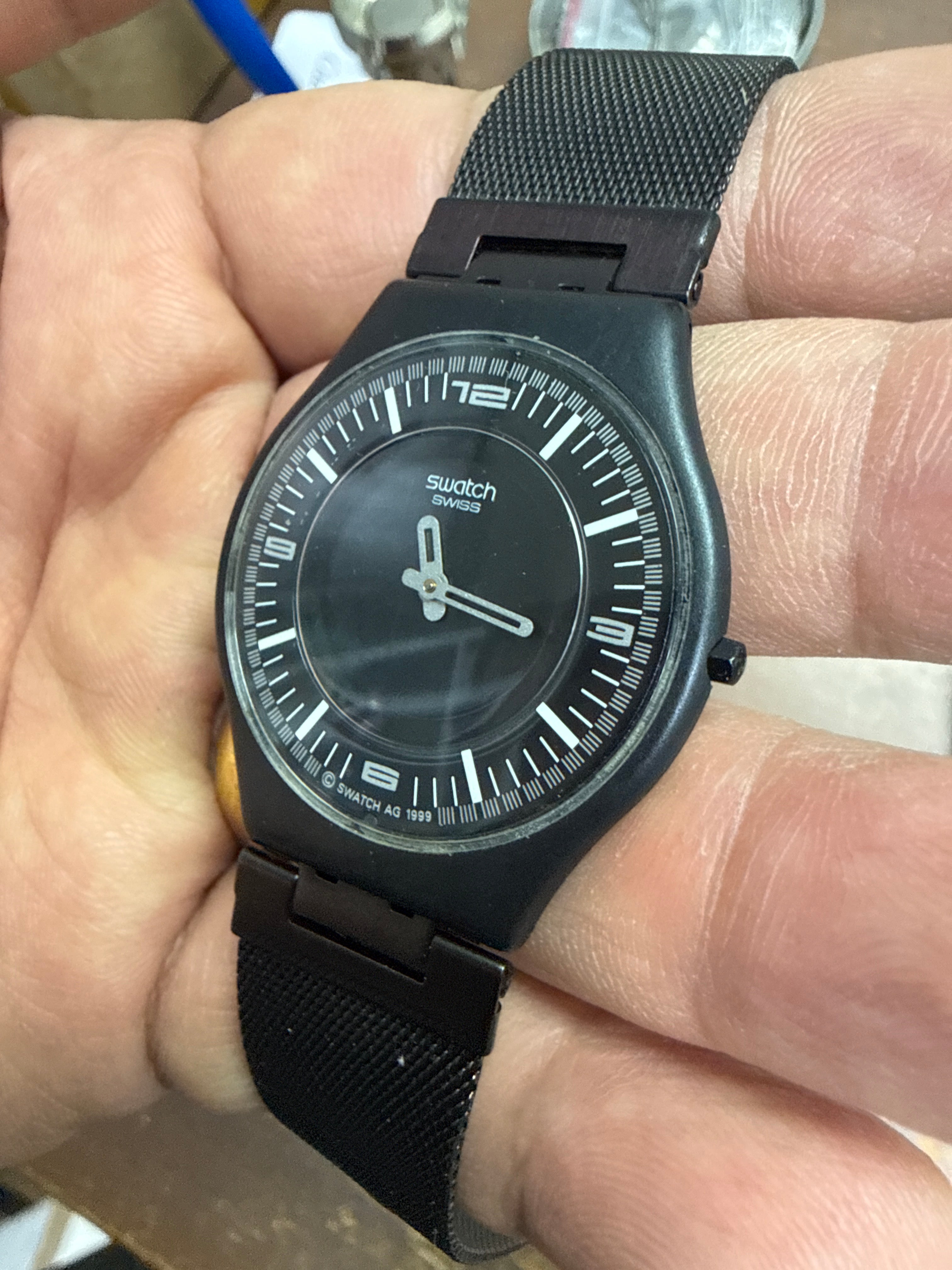[千禧黑魂5mm極薄] Vintage 1999 Swatch Skin 雙層立體面盤｜瑞士 ETA V8 石英機芯 (已換新電)・3-6-9-12 軌道時標・原廠黑色米蘭編織鋼帶
