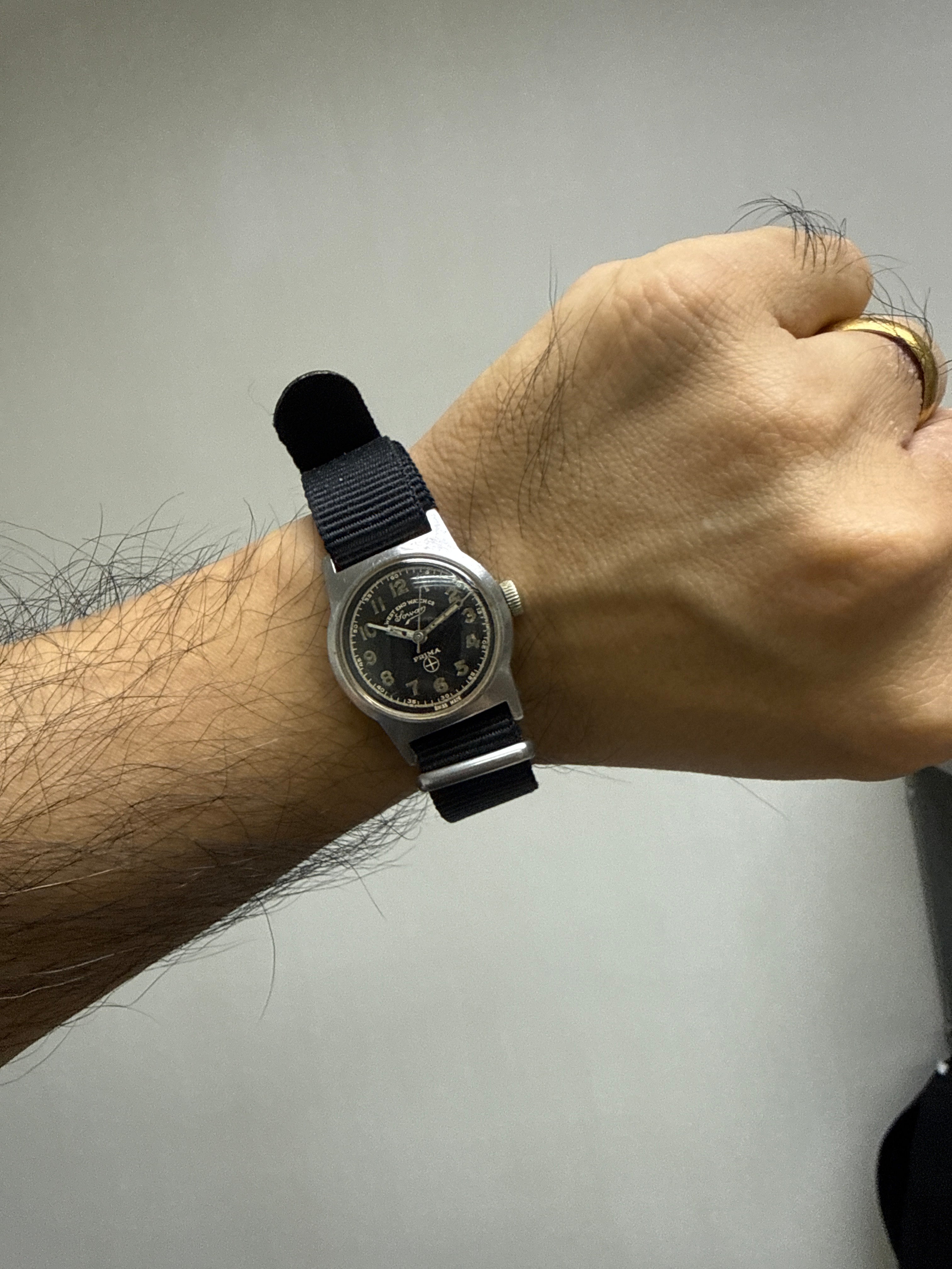[二戰操兵字軍錶] 1940s Vintage West End Watch Co. 西點 Sowar Prima｜瑞士 FHF 68 手動名機・黑面夜光數字・軌道分鐘圈・經典 28mm Boy Size・黑色 NATO 帶