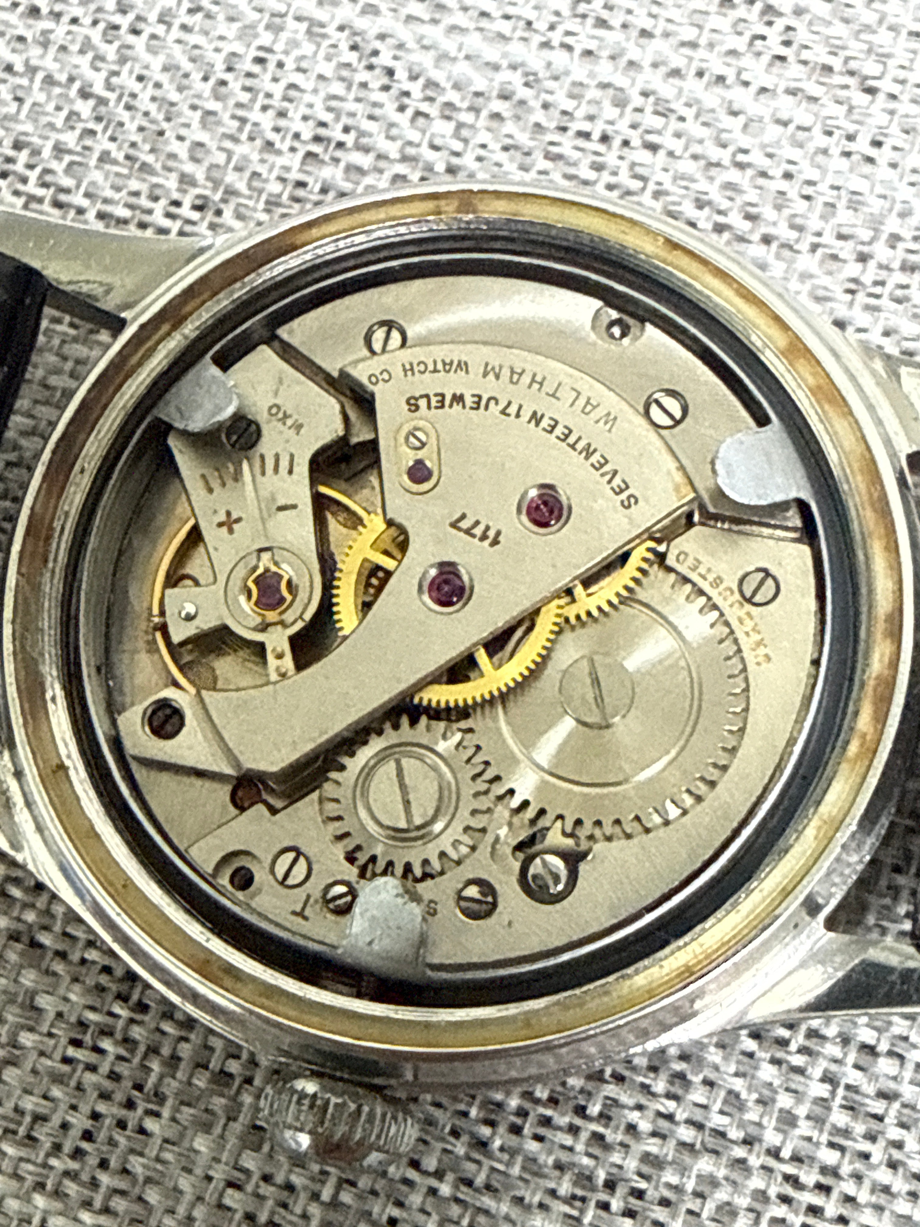 [均真平玩50年代老味] 1950s Vintage Waltham 華生古董手動錶｜瑞士 AS 1187/94 名芯 (擺幅200°+)・烏蠅字釘・自然歲月氧化面 (Tropical Patina)・復古穿耳殼