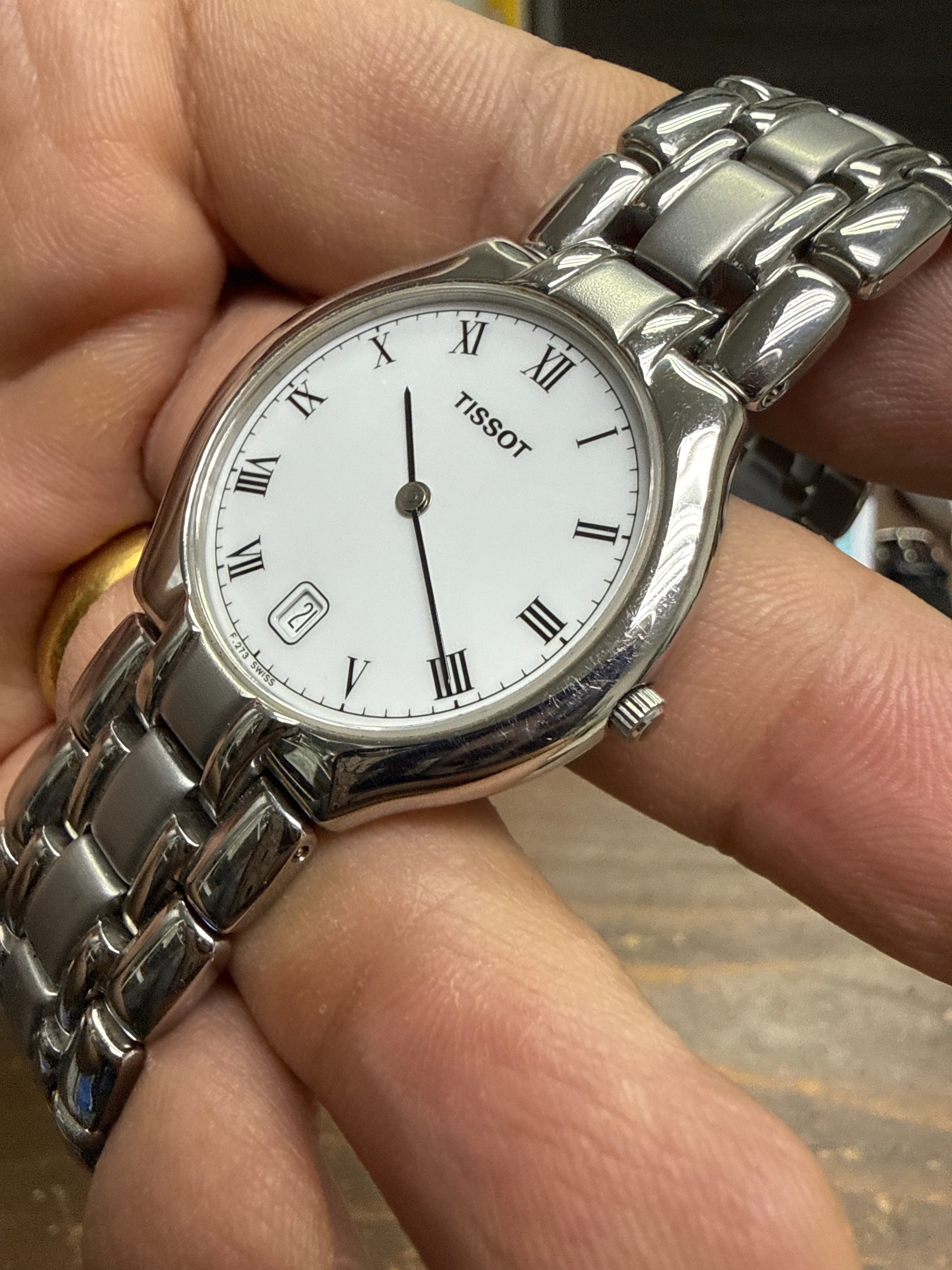 [極致6mm超薄白瓷面] 1990s Vintage Tissot 瑞士石英正裝錶｜純白瓷感羅馬字盤・軌道刻度・6點位對稱日曆・立體拋光噴砂原裝鋼帶 (Full Links 全齊格)