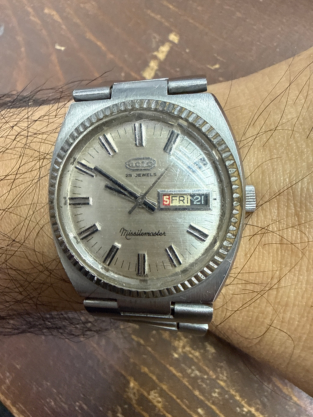 [70年代太空飛彈之王] Vintage OCTO Missilemaster 樂都雙曆鋼王｜瑞士 AS 2066 紅鋼名機・金屬坑紋狗牙圈・特殊三格雙色對比雙曆・原裝一體式鋼帶 (手圍18.5cm)
