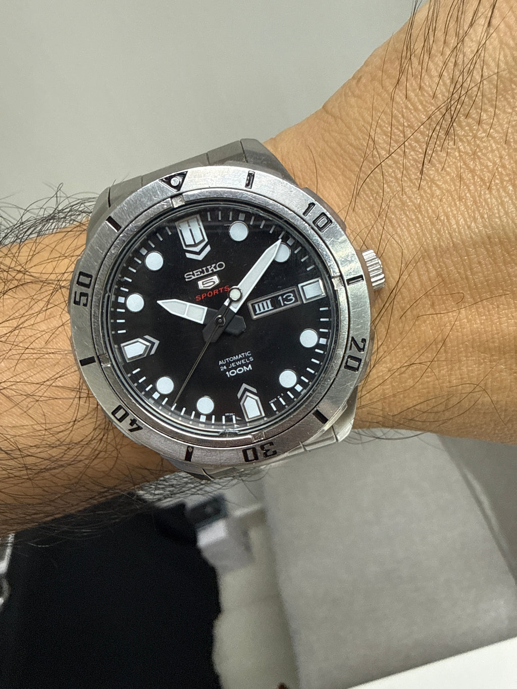 [45mm 重裝怪獸潛水王] Seiko 5 Sports 舊五標 100M 水鬼｜日本 4R36 機芯 (支援手上鏈+停秒)・鋼色單向外圈・棒棒糖夜光針・原裝折疊扣鋼帶 (16.5cm)