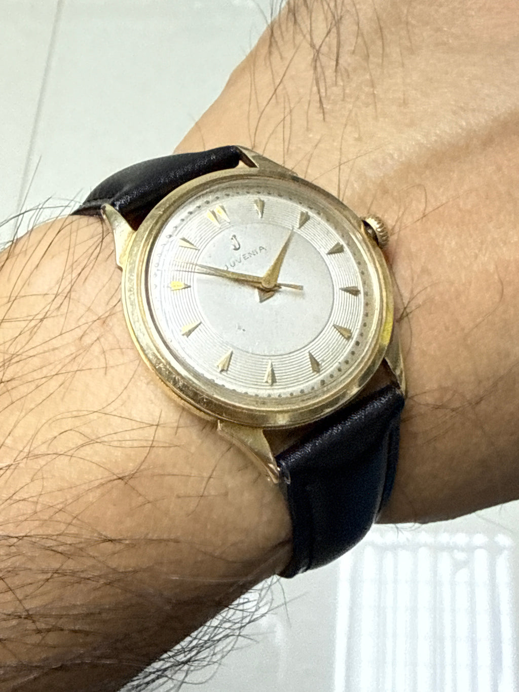 [14K全實黃金] 1950s Vintage Juvenia 尊皇頂級正裝錶｜雙層唱片紋面・金字塔立體字釘・瑞士 ETA 1080 珍珠紋打花名機 (配防磁內蓋)・原廠包金扣