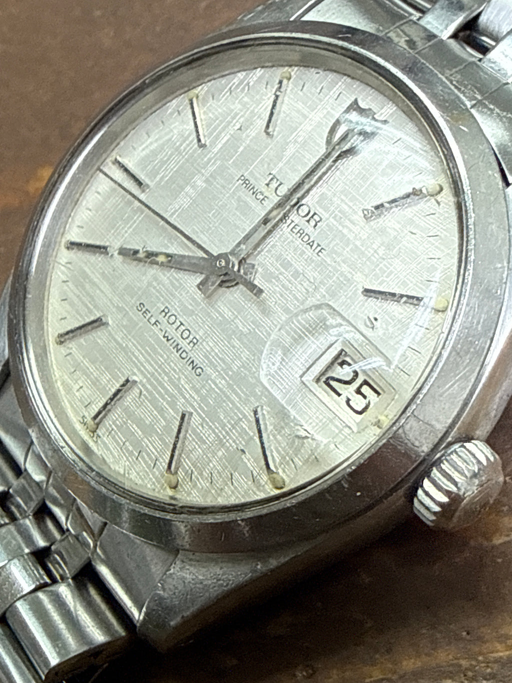[稀有銀布紋面] Vintage Tudor Prince Oysterdate 74000｜配原廠 Tudor 實心五珠鋼帶 (18cm)・Rolex 蠔式底蓋・ETA 2824-2 自動名機 (擺幅 270°+)・特殊銀麻布紋盤
