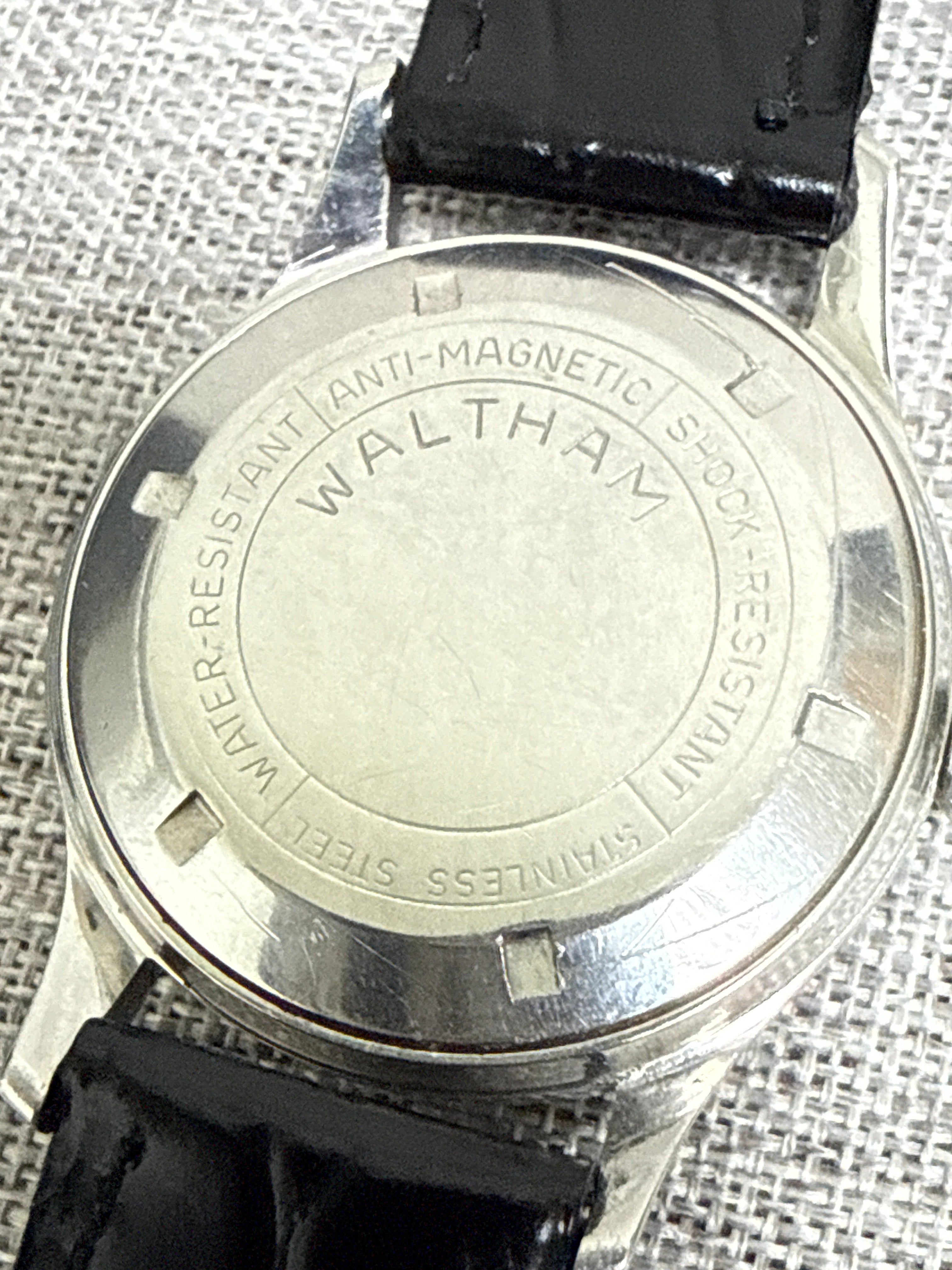 [均真平玩50年代老味] 1950s Vintage Waltham 華生古董手動錶｜瑞士 AS 1187/94 名芯 (擺幅200°+)・烏蠅字釘・自然歲月氧化面 (Tropical Patina)・復古穿耳殼