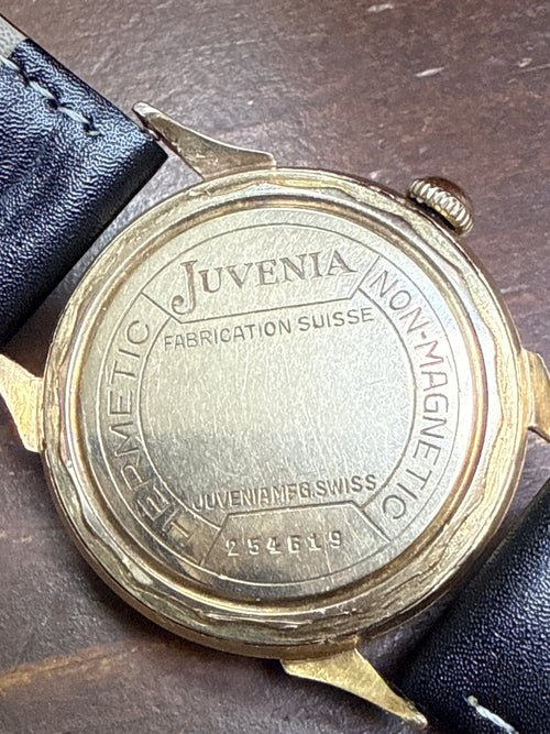 [14K全實黃金] 1950s Vintage Juvenia 尊皇頂級正裝錶｜雙層唱片紋面・金字塔立體字釘・瑞士 ETA 1080 珍珠紋打花名機 (配防磁內蓋)・原廠包金扣