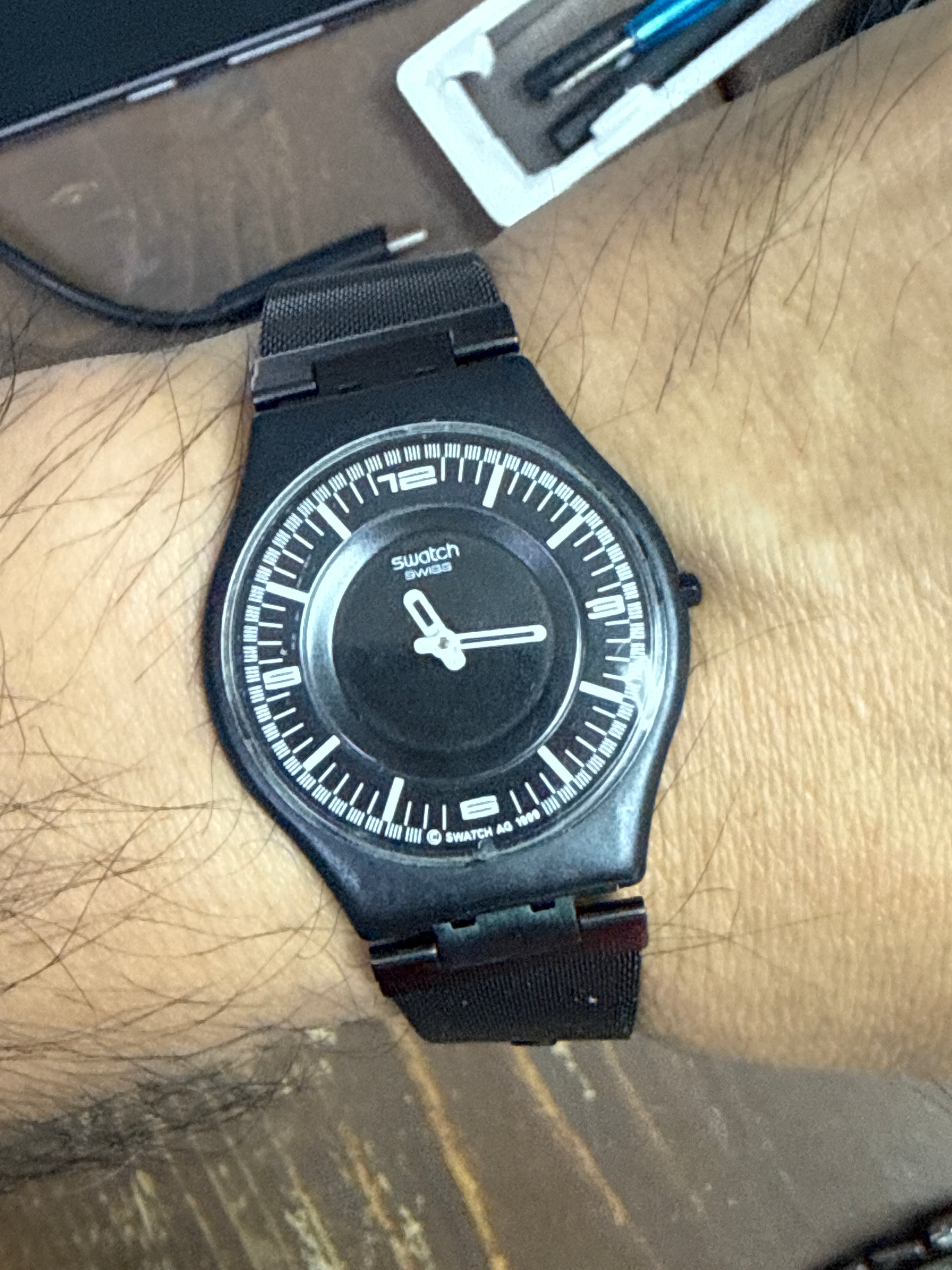 [千禧黑魂5mm極薄] Vintage 1999 Swatch Skin 雙層立體面盤｜瑞士 ETA V8 石英機芯 (已換新電)・3-6-9-12 軌道時標・原廠黑色米蘭編織鋼帶