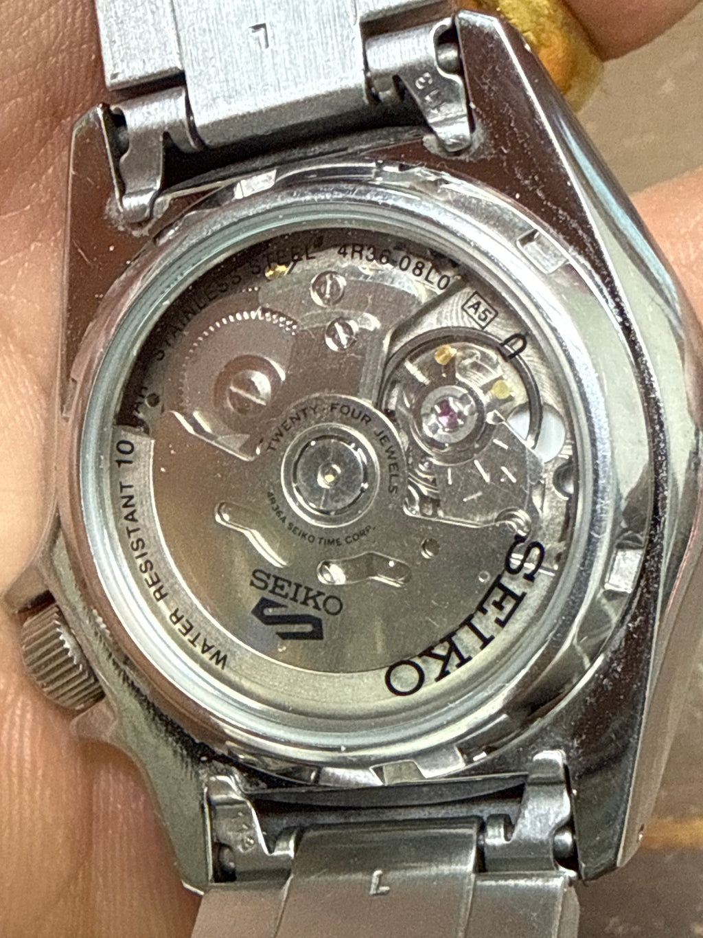 [新世代電光藍] Seiko 5 Sports 運動自動鋼錶 (SRPE)｜日本 4R36 名機 (停秒+手上鏈)・奢華太陽放射電光藍面・LumiBrite 強夜光・透視底蓋・原裝三板鋼帶 (18cm)