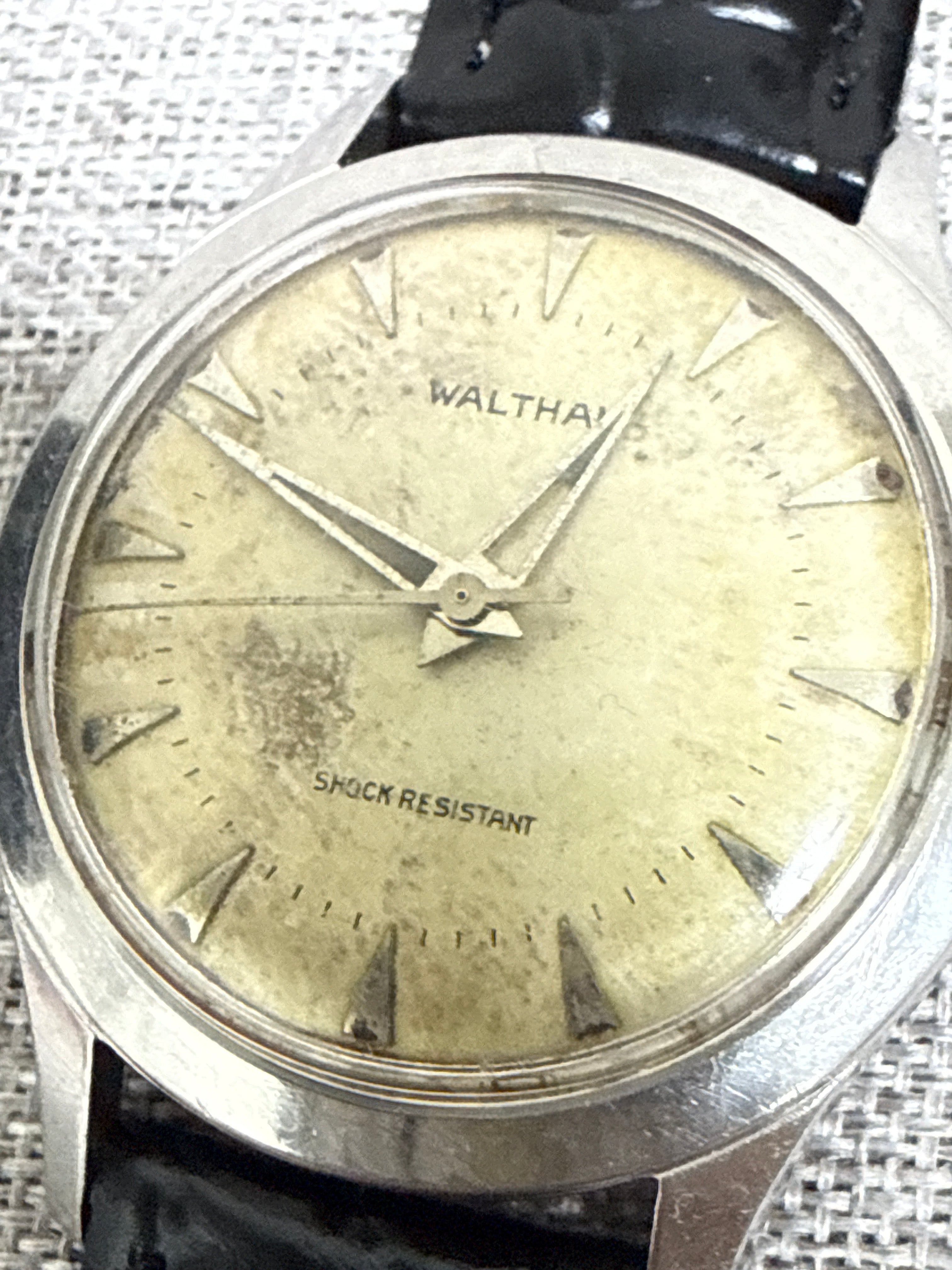 [均真平玩50年代老味] 1950s Vintage Waltham 華生古董手動錶｜瑞士 AS 1187/94 名芯 (擺幅200°+)・烏蠅字釘・自然歲月氧化面 (Tropical Patina)・復古穿耳殼