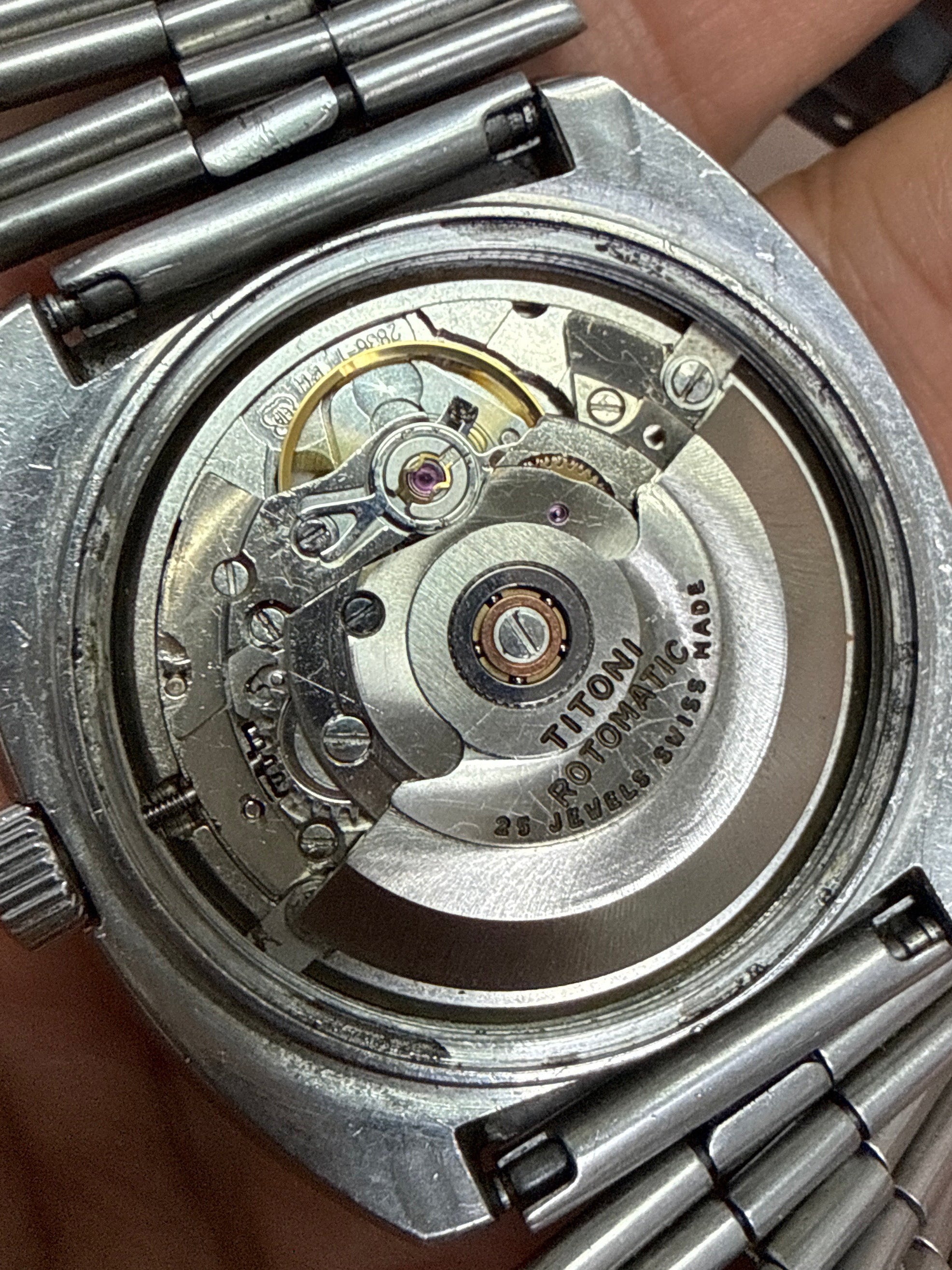 [經典鮑魚殼空霸] 1970s Vintage Titoni Airmaster 梅花空霸雙曆錶｜瑞士 ETA 2836-2 打花名芯 (快跳雙曆)・立體拉絲變色奶白紋面・經典立體紅梅花・原裝 TITONI 鋼帶 (17.5cm)