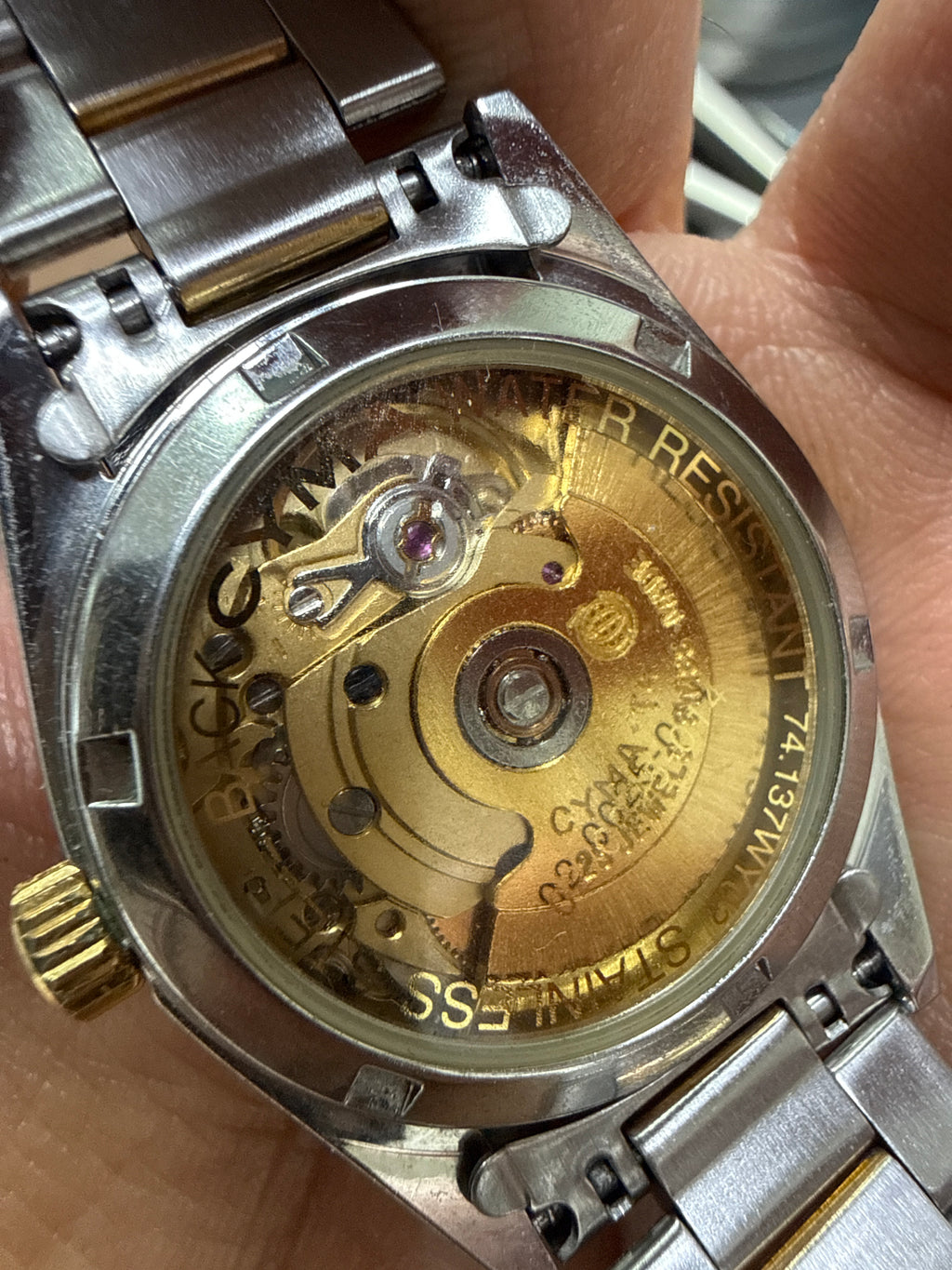 [黑金羅馬狗牙圈] Vintage Cyma 1862 司馬金剛戰神｜瑞士 ETA 2824-2 自動名機 (停秒透底)・經典 Boy Size 32mm・立體金色羅馬字・原廠間金五珠帶 (16.5cm)