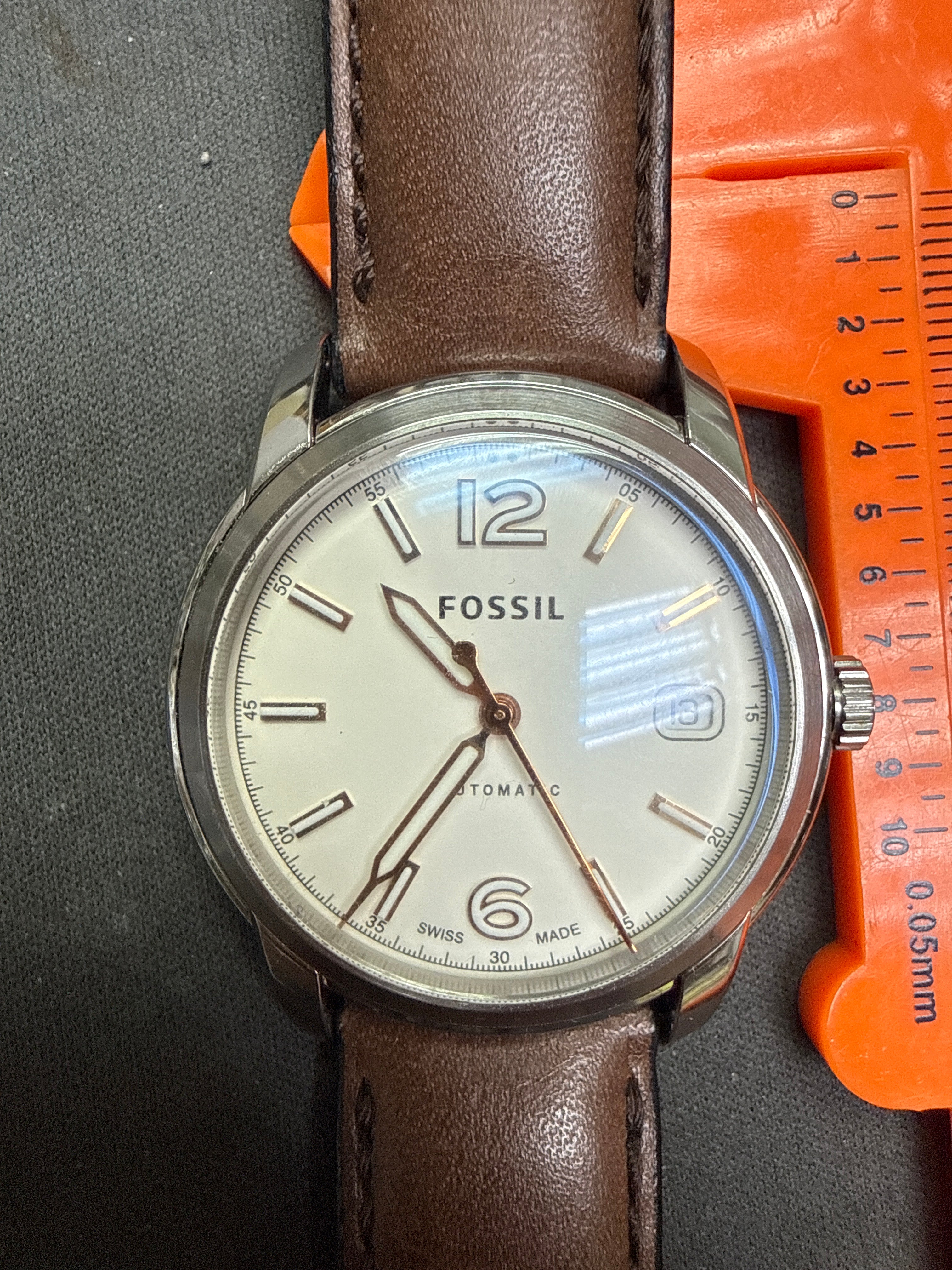 [正統Swiss Made] Fossil 瑞士製造高階系列 奶白面自動正裝錶 - 瑞士原廠 Cal. STP 1-11 名芯 / 拱形水晶鏡 / 透底設計 / 襯復古棕皮帶
