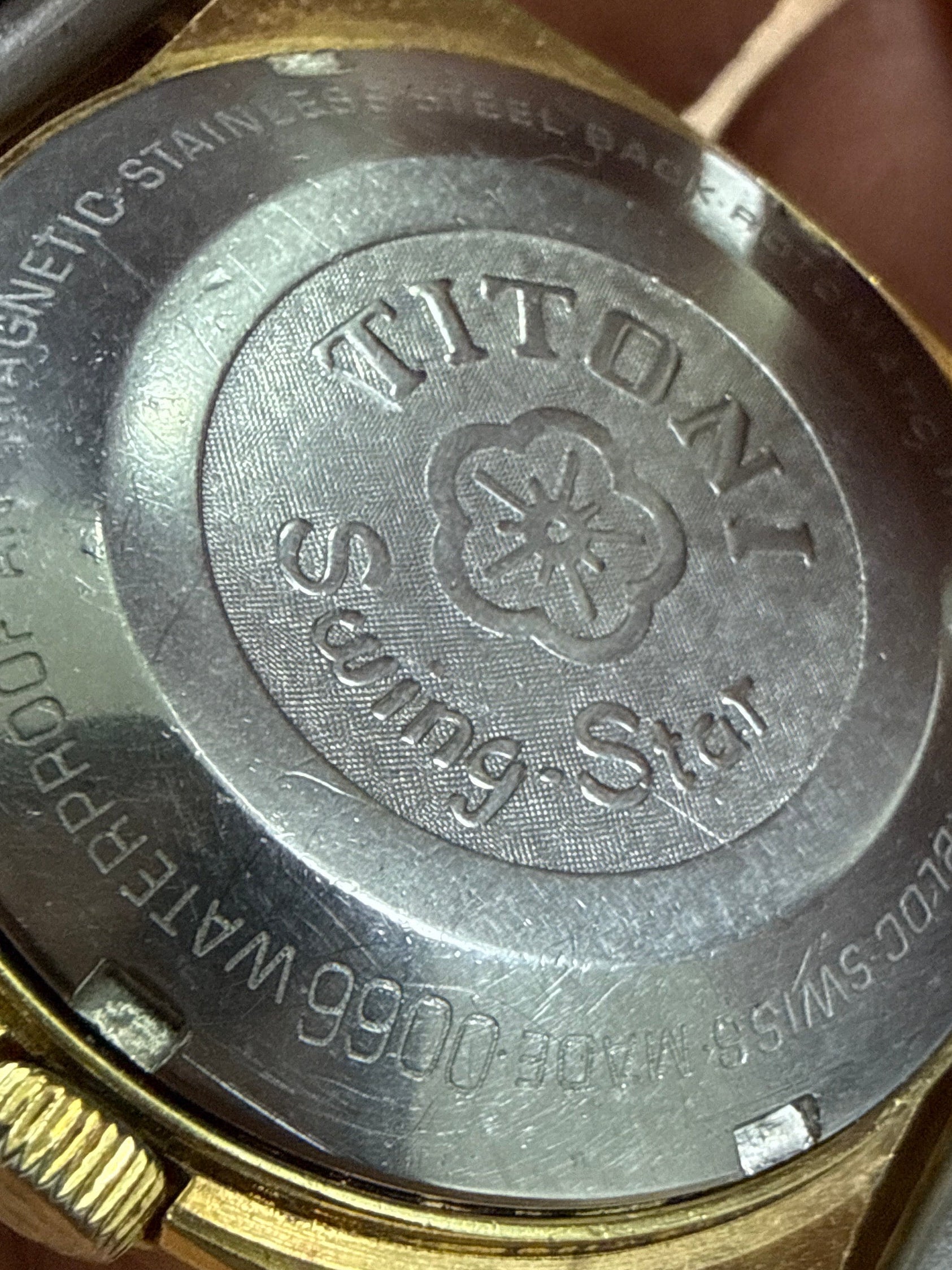 [已抹油高頻名機] 1970s Vintage Titoni Swing Star 梅花旋風之星｜金色粗拉絲樹皮紋面・瑞士 ETA 2790-1 (28,800 vph)・電視機型外殼・原裝梅花鋼帶