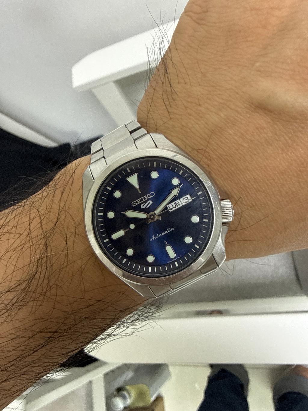 [新世代電光藍] Seiko 5 Sports 運動自動鋼錶 (SRPE)｜日本 4R36 名機 (停秒+手上鏈)・奢華太陽放射電光藍面・LumiBrite 強夜光・透視底蓋・原裝三板鋼帶 (18cm)