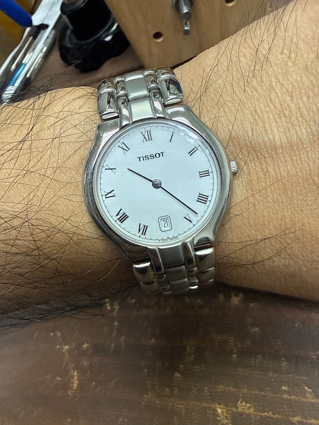 [極致6mm超薄白瓷面] 1990s Vintage Tissot 瑞士石英正裝錶｜純白瓷感羅馬字盤・軌道刻度・6點位對稱日曆・立體拋光噴砂原裝鋼帶 (Full Links 全齊格)