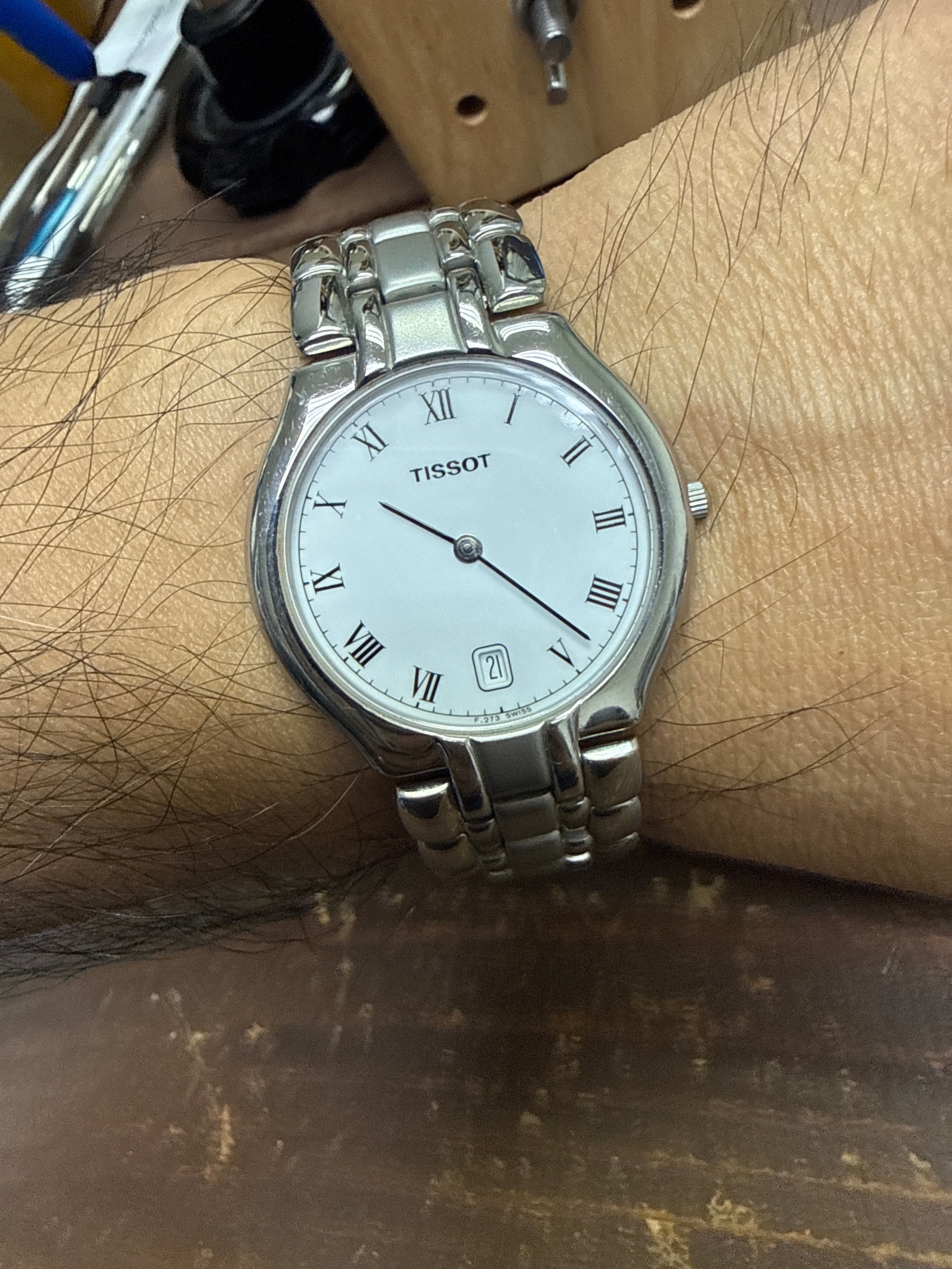 [極致6mm超薄白瓷面] 1990s Vintage Tissot 瑞士石英正裝錶｜純白瓷感羅馬字盤・軌道刻度・6點位對稱日曆・立體拋光噴砂原裝鋼帶 (Full Links 全齊格)