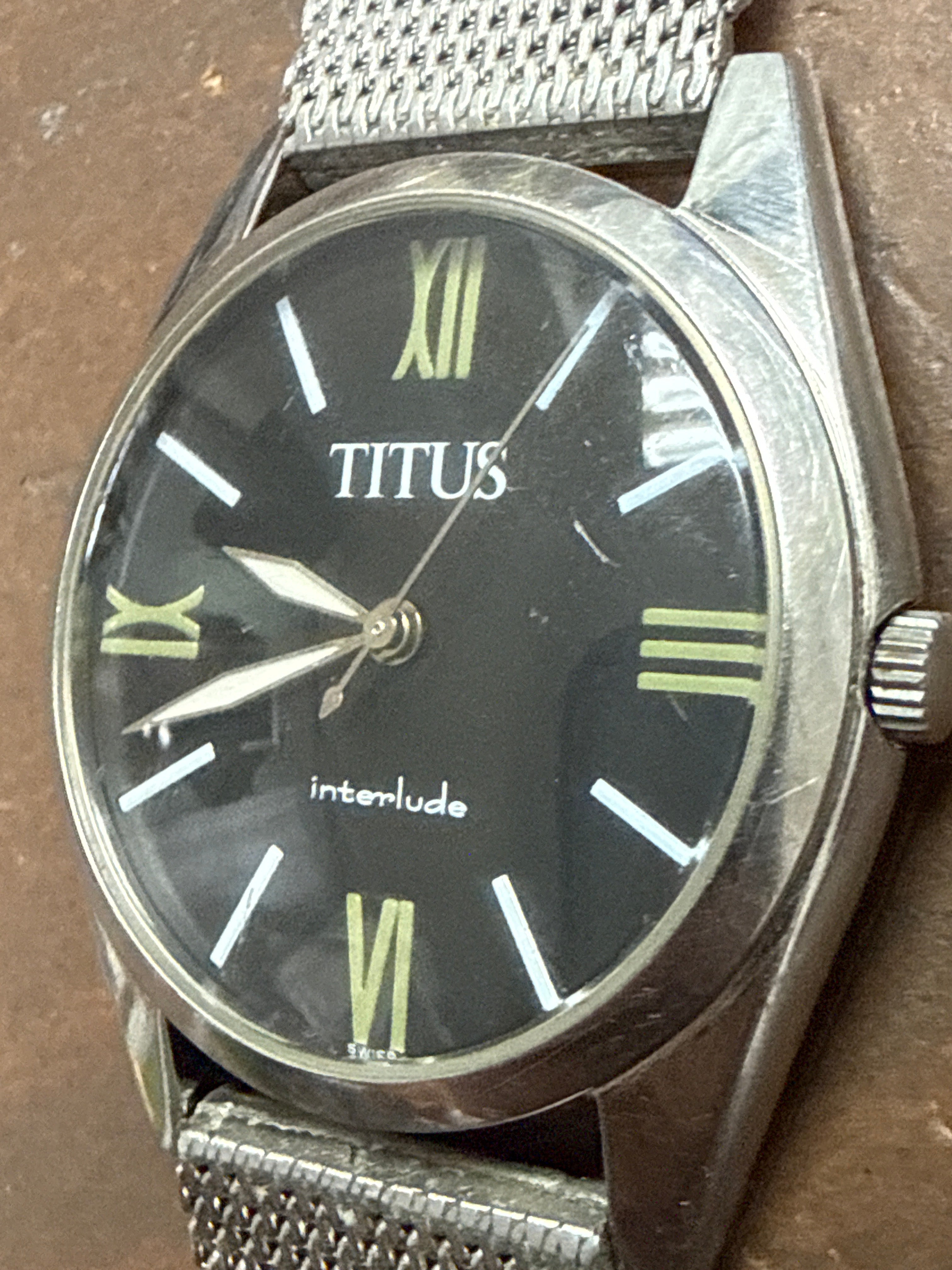 [綠夜光黑魂羅馬] Vintage Titus 鐵達時 Interlude 紳士正裝錶｜瑞士 ETA 精密石英・草綠夜光羅馬字・優雅拱形玻璃鏡・9mm 超薄服貼・透氣米蘭鋼帶