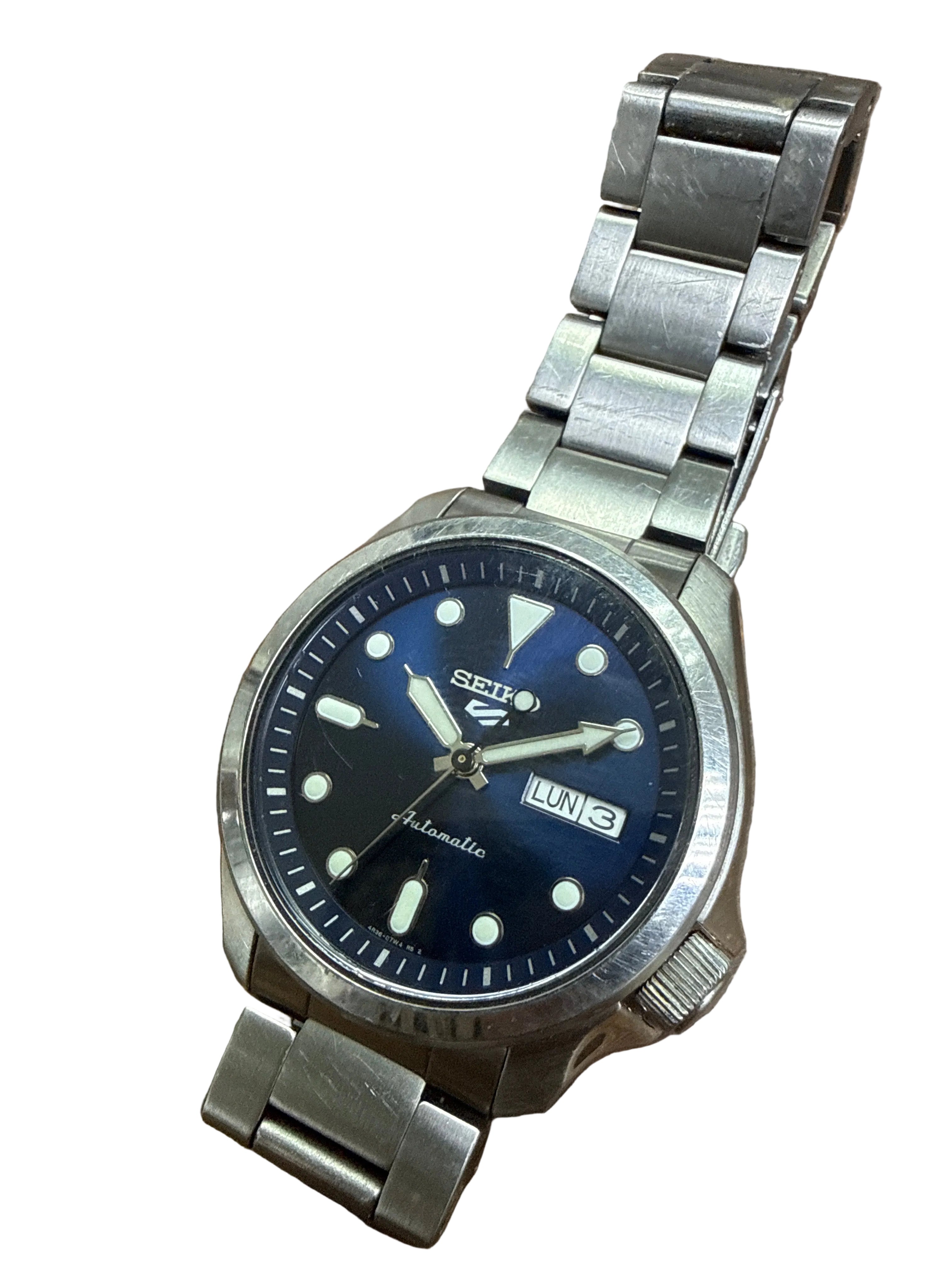[新世代電光藍] Seiko 5 Sports 運動自動鋼錶 (SRPE)｜日本 4R36 名機 (停秒+手上鏈)・奢華太陽放射電光藍面・LumiBrite 強夜光・透視底蓋・原裝三板鋼帶 (18cm)
