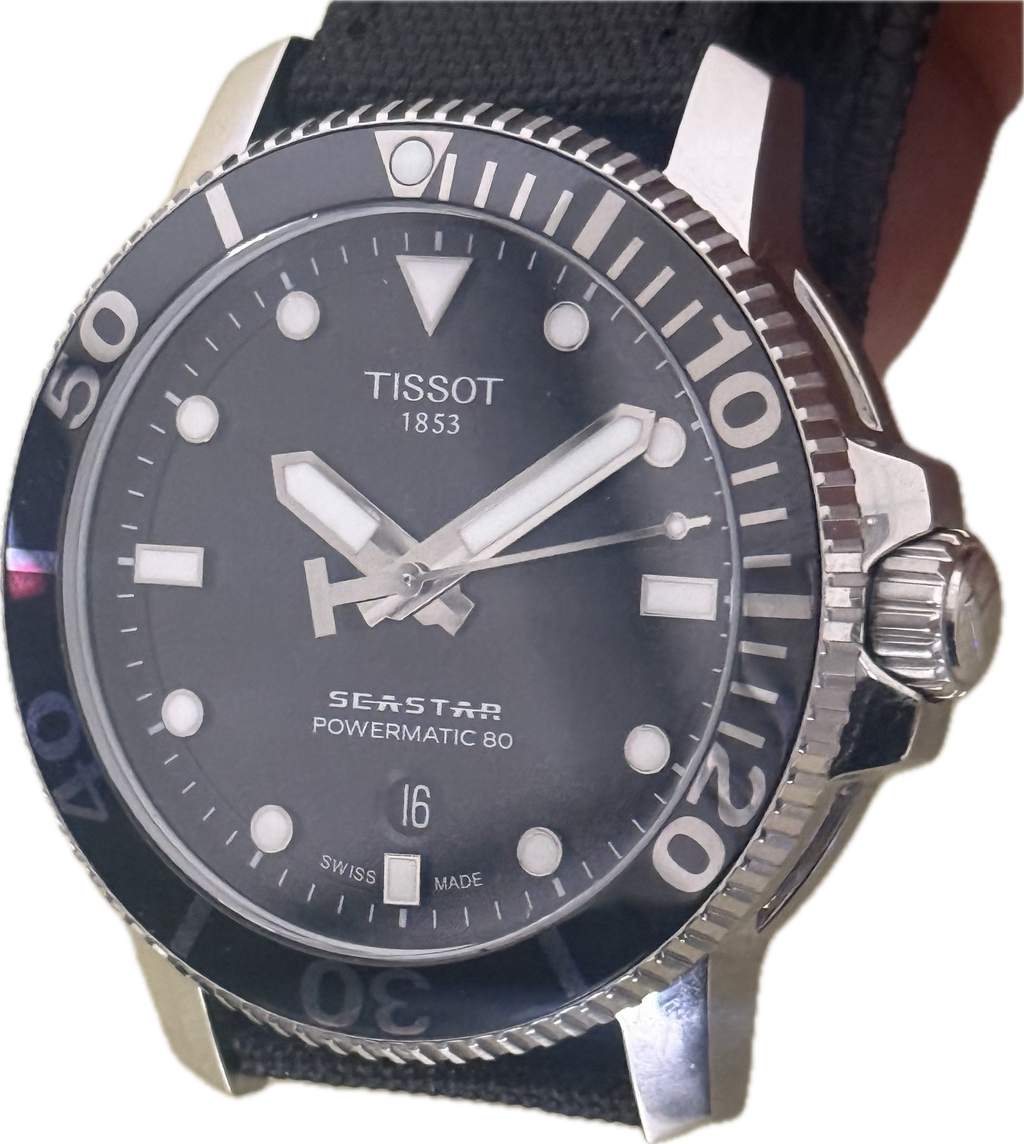 [80小時超長動力水鬼] Tissot Seastar 1000 Powermatic 80｜經典黑鋁片圈・300米深潛防水・藍寶石透底・附雙錶帶（特襯尼龍摺疊扣帶＋原裝帶