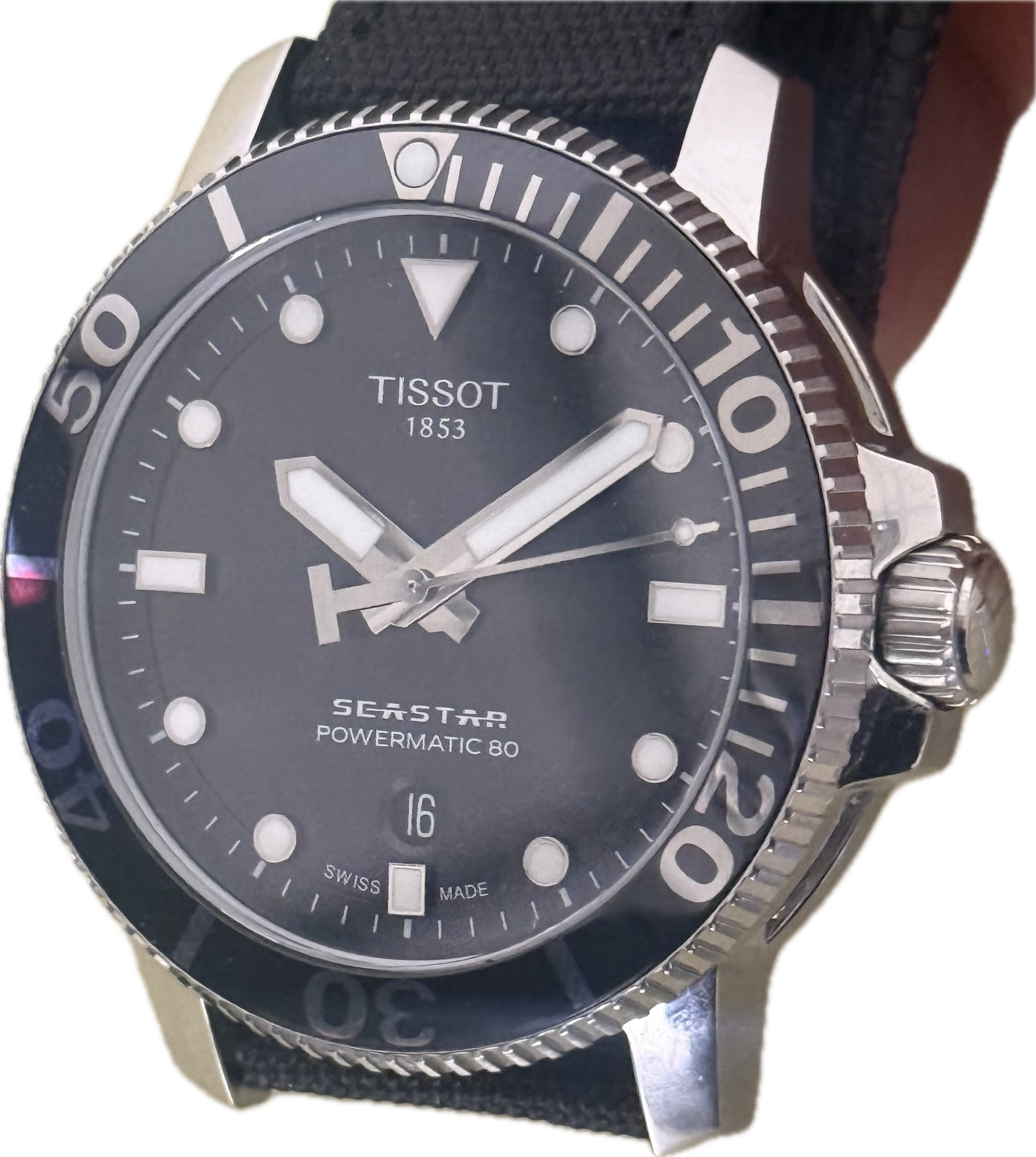 [80小時超長動力水鬼] Tissot Seastar 1000 Powermatic 80｜經典黑鋁片圈・300米深潛防水・藍寶石透底・附雙錶帶（特襯尼龍摺疊扣帶＋原裝帶