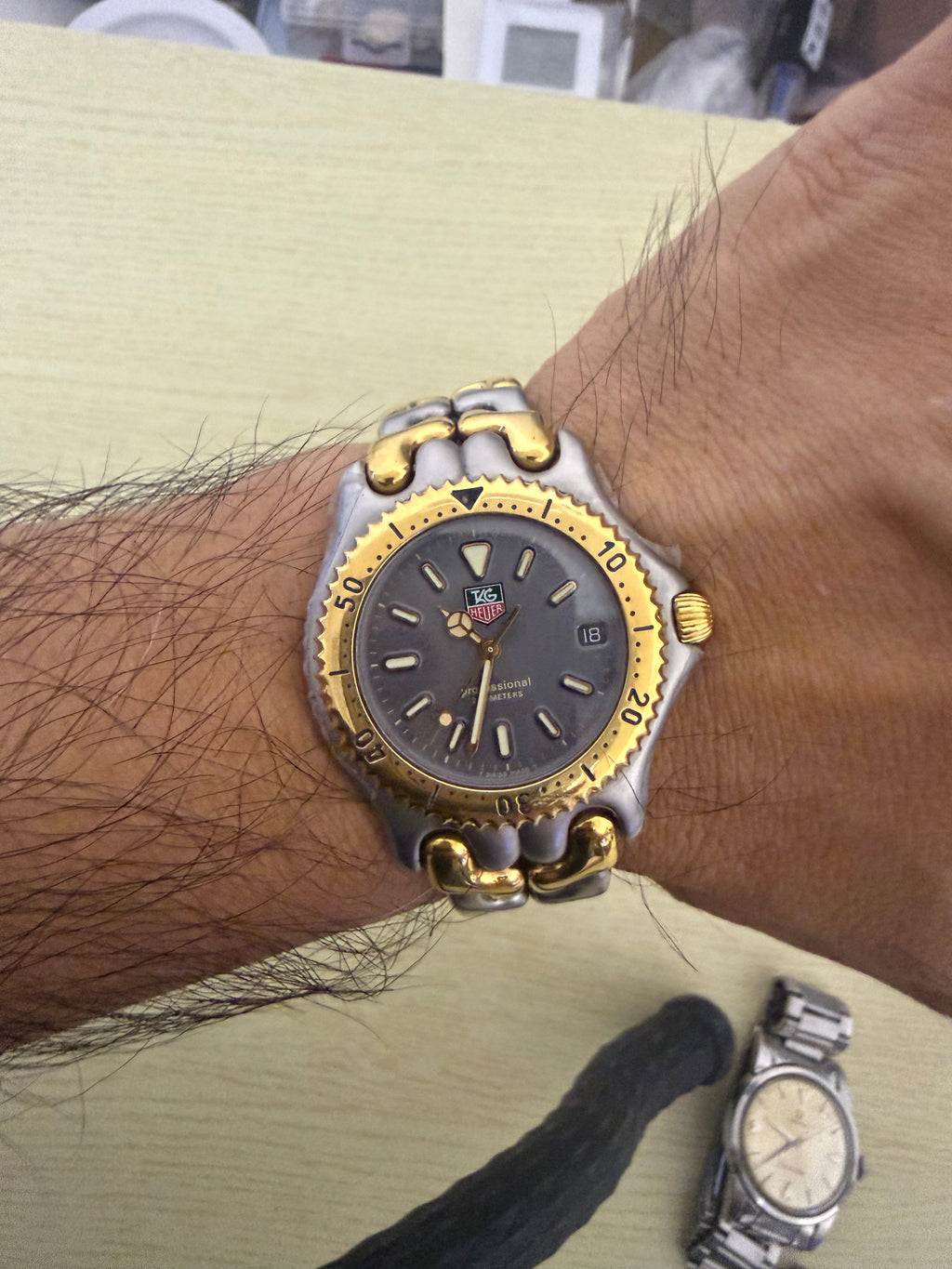 [90年代經典塞納 S/el] Vintage TAG Heuer Professional 200M 雙色潛水錶｜瑞士 ETA 頂級藍板石英芯・招牌 S 形鏈節鋼帶・深灰夜光面盤・7.5mm 超薄貼手