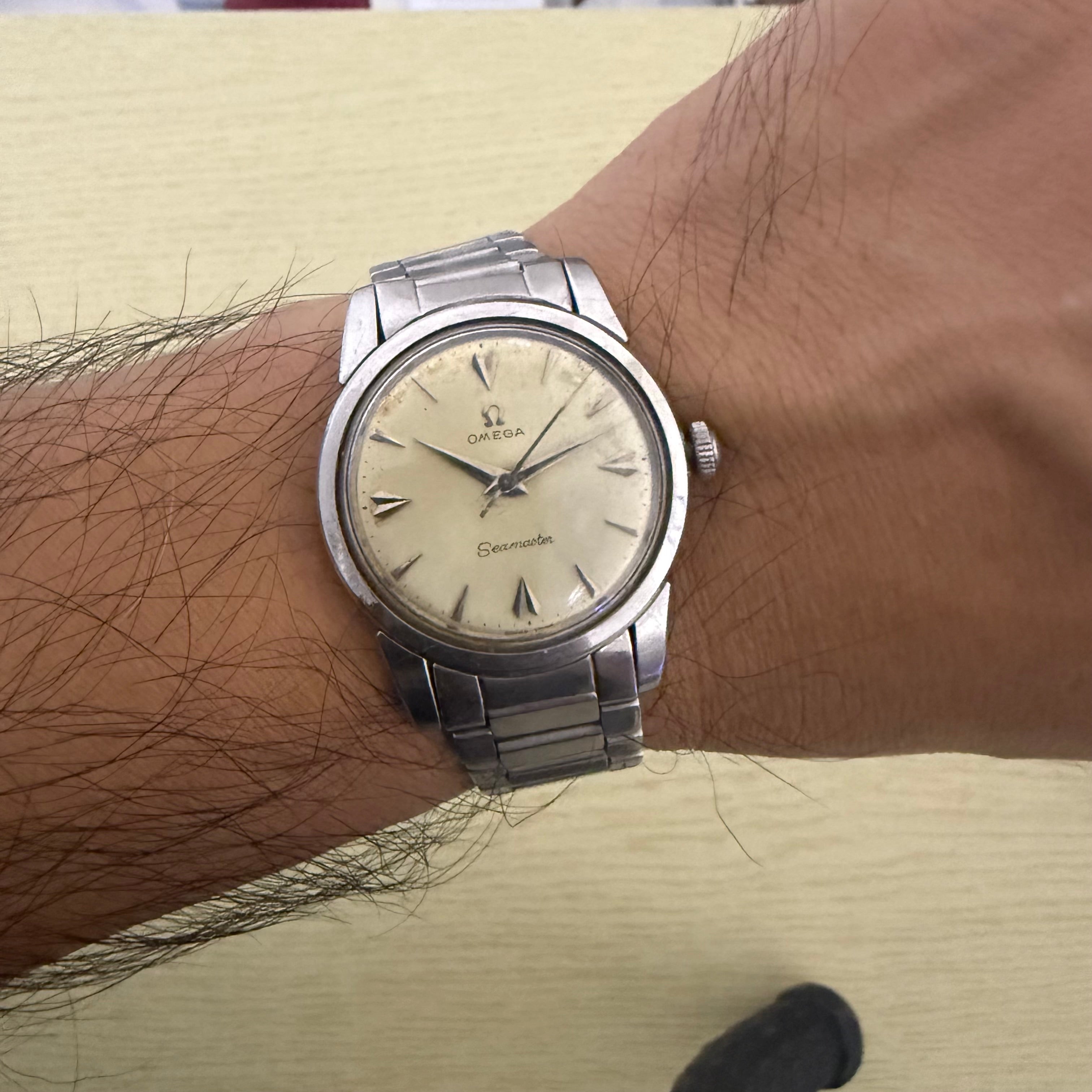 [50年代經典烏蠅字] Vintage Omega Seamaster 手動上鏈｜罕有 Cal. 420 機芯・經典闊耳牛角腳・原裝 1959 年歐米茄鋼帶・立體字釘銀放射面 (9.5mm 超薄)