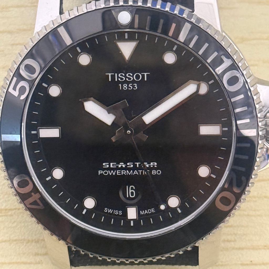 [80小時超長動力水鬼] Tissot Seastar 1000 Powermatic 80｜經典黑鋁片圈・300米深潛防水・藍寶石透底・附雙錶帶（特襯尼龍摺疊扣帶＋原裝帶