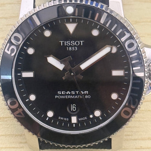 [80小時超長動力水鬼] Tissot Seastar 1000 Powermatic 80｜經典黑鋁片圈・300米深潛防水・藍寶石透底・附雙錶帶（特襯尼龍摺疊扣帶＋原裝帶