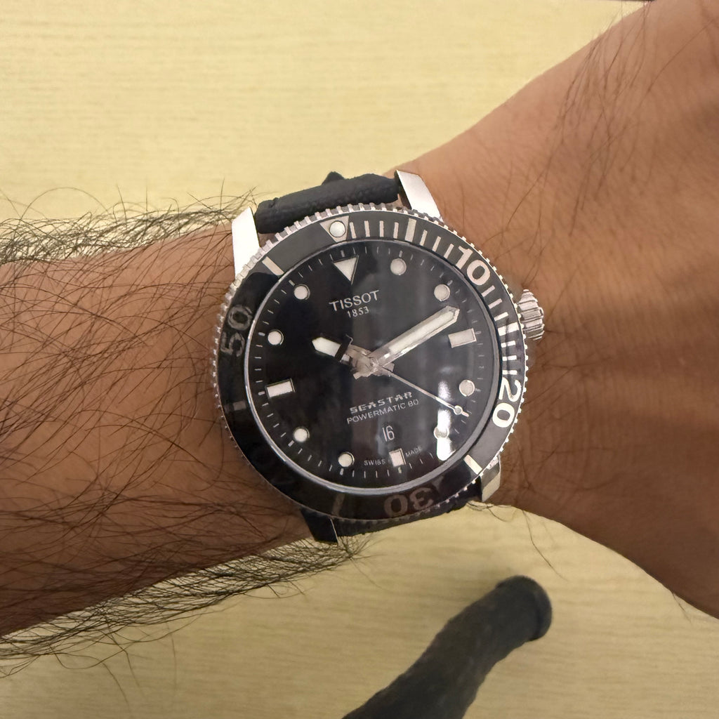 [80小時超長動力水鬼] Tissot Seastar 1000 Powermatic 80｜經典黑鋁片圈・300米深潛防水・藍寶石透底・附雙錶帶（特襯尼龍摺疊扣帶＋原裝帶