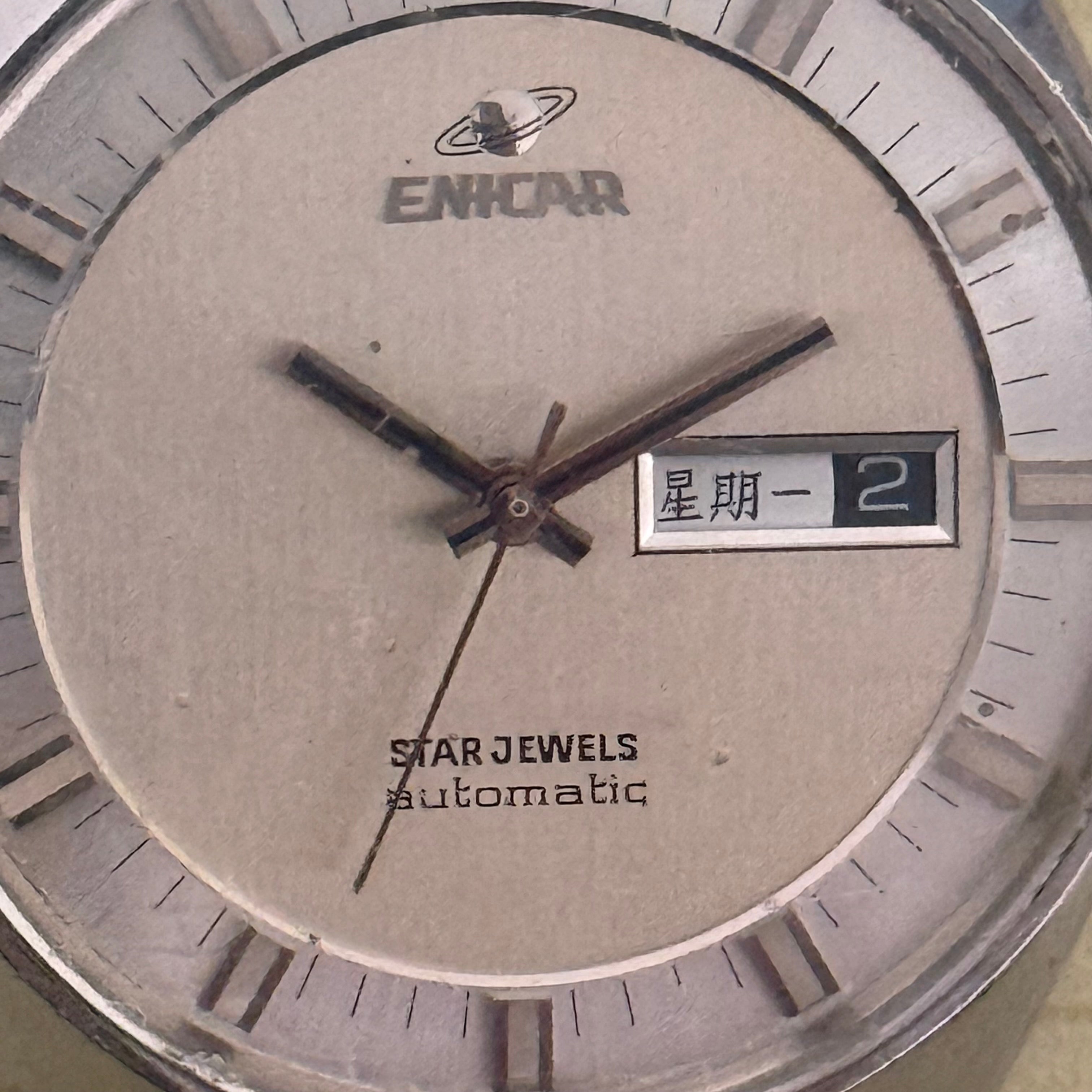 [70年代太空賽車風] Vintage Enicar Star Jewels 太空雙曆｜自家 AR 2167 自動名機 (已抹油保養)・賽車軌道刻度圈・原裝土星鋼帶・立體土星環 Logo