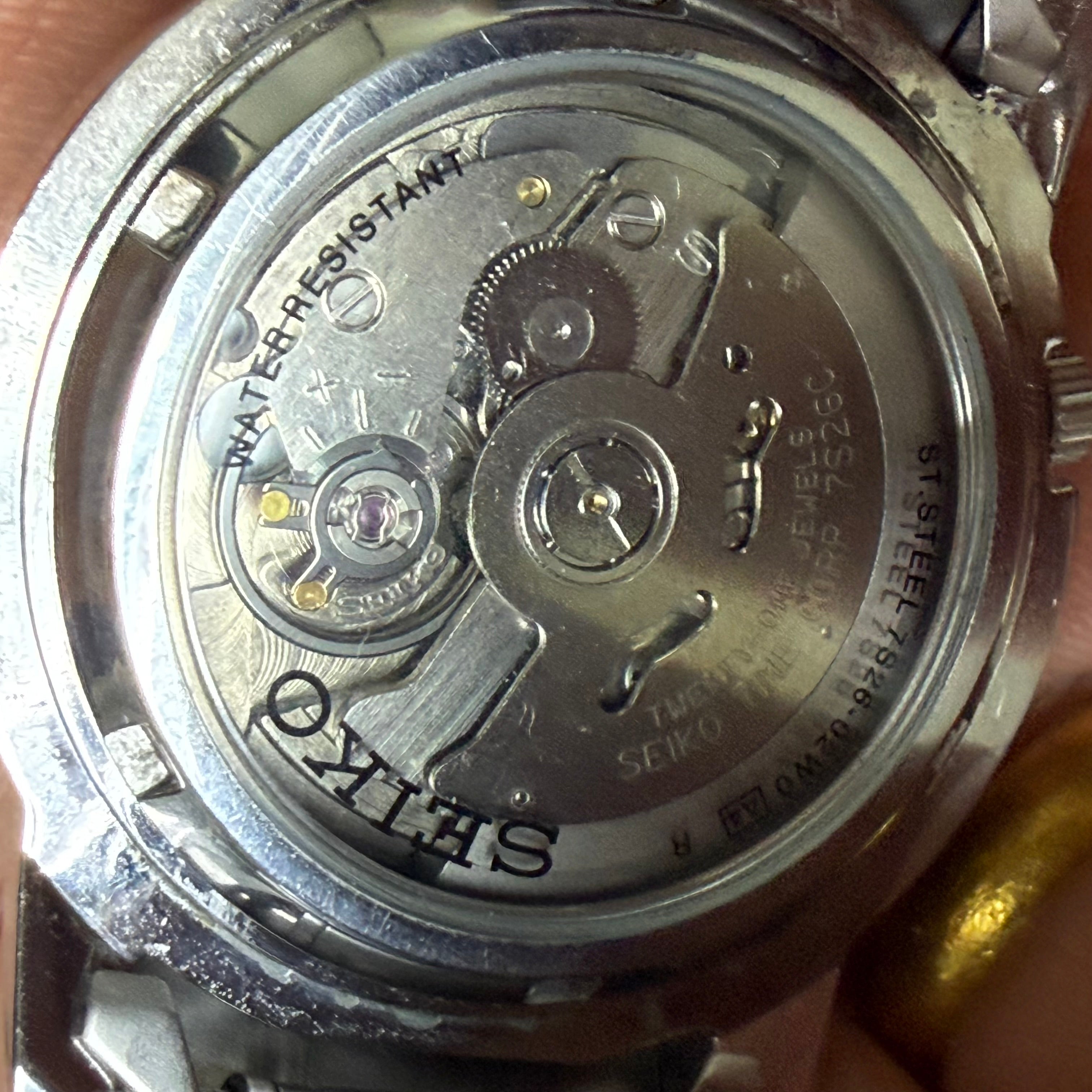 [特色前20分外圈] Seiko 5 經典五號自動雙曆鋼錶 - Cal. 7S26 21石自動機芯 / 純白運動面盤 / 4點位把頭 / 原裝鋼帶 (粗手18.5cm)