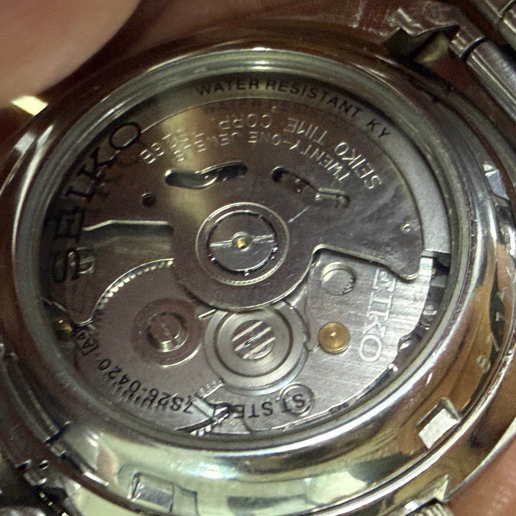 [經典銀白放射面] Seiko 5 經典五號自動雙曆鋼錶 - Cal. 7S26 自動心臟 / 寶劍夜光針 / 分鐘刻度格 / 原裝實心鋼帶 (16.5cm) / 透底