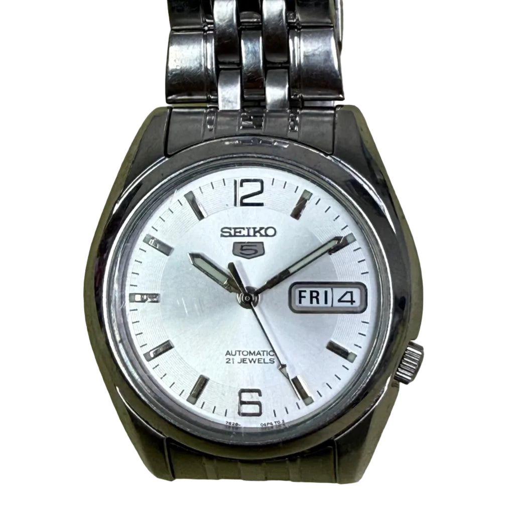 [唱片坑紋外圈] Seiko 5 經典五號自動雙曆鋼錶 - Cal. 7S26 自動名芯 / 銀白放射面 / 6 &amp; 12 數字時標 / 寶劍針 / 原裝五珠鋼帶 (16.5cm)
