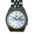 [唱片坑紋外圈] Seiko 5 經典五號自動雙曆鋼錶 - Cal. 7S26 自動名芯 / 銀白放射面 / 6 &amp; 12 數字時標 / 寶劍針 / 原裝五珠鋼帶 (16.5cm)