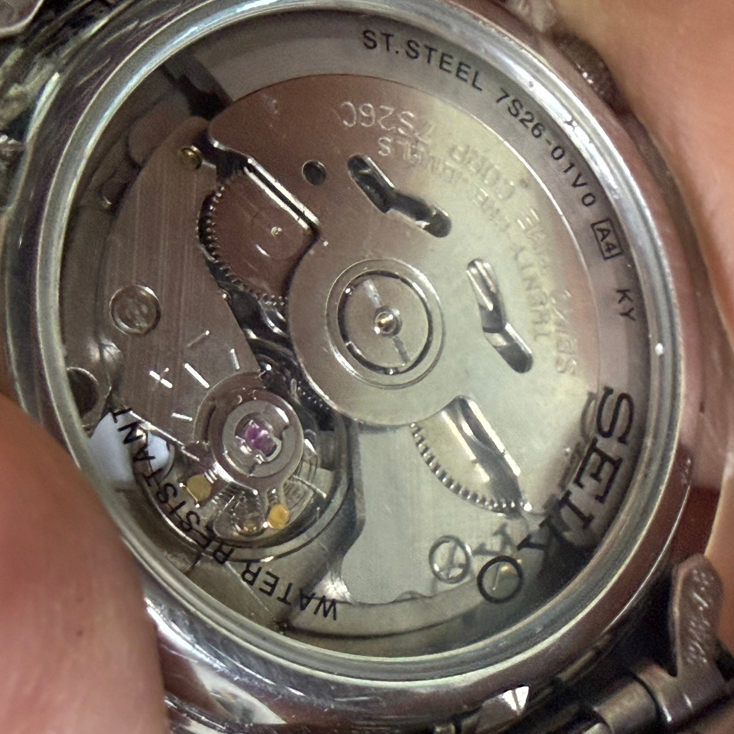 [唱片坑紋外圈] Seiko 5 經典五號自動雙曆鋼錶 - Cal. 7S26 自動名芯 / 銀白放射面 / 6 &amp; 12 數字時標 / 寶劍針 / 原裝五珠鋼帶 (16.5cm)