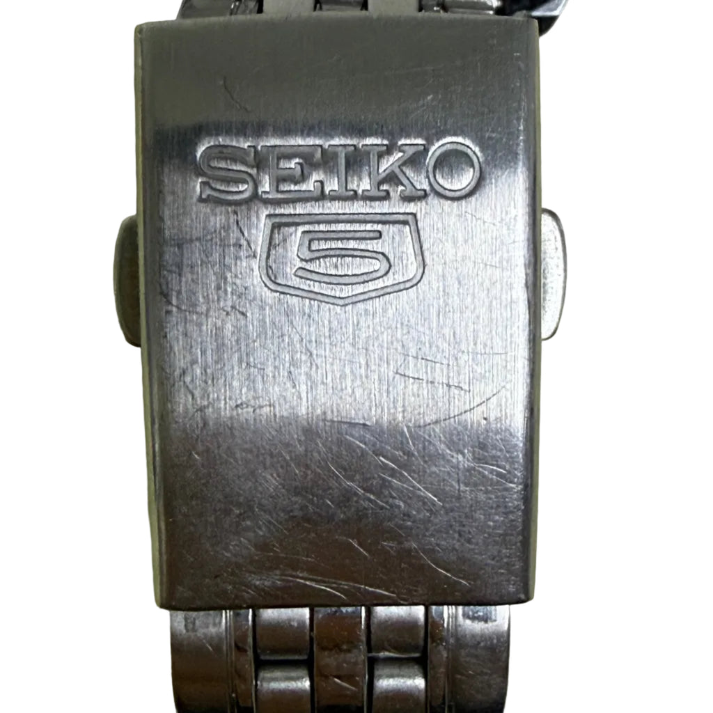 [唱片坑紋外圈] Seiko 5 經典五號自動雙曆鋼錶 - Cal. 7S26 自動名芯 / 銀白放射面 / 6 &amp; 12 數字時標 / 寶劍針 / 原裝五珠鋼帶 (16.5cm)