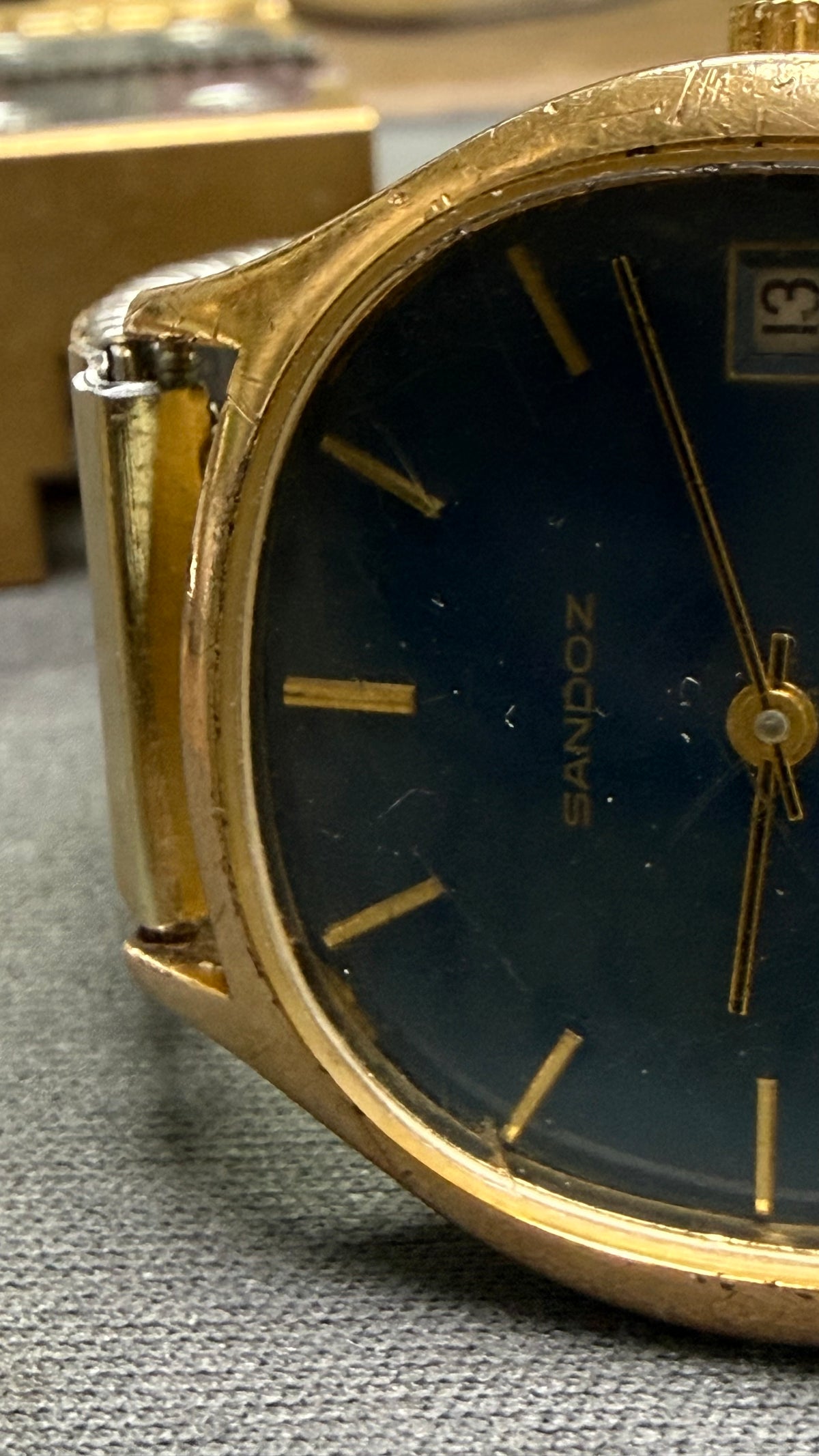 ⁠[午夜藍金・幾何壓花彈弓帶] 1970s Sandoz 瑞士山度士 包金機械錶 深藍面 日曆 復古金錶 31.5mm/lug to lug 36.5mm 厚薄6.5mm⁠