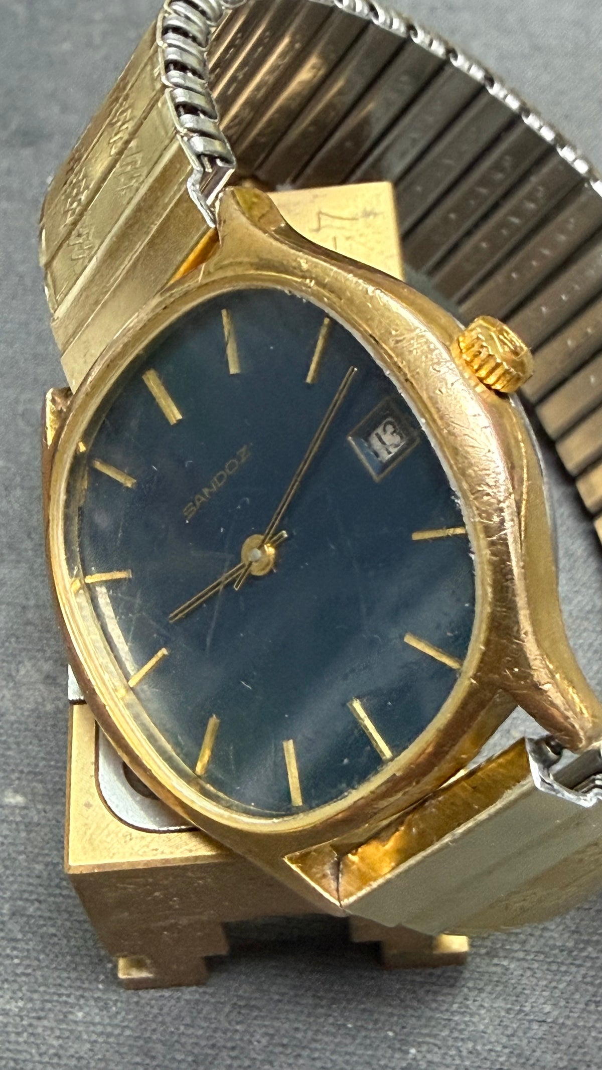 ⁠[午夜藍金・幾何壓花彈弓帶] 1970s Sandoz 瑞士山度士 包金機械錶 深藍面 日曆 復古金錶 31.5mm/lug to lug 36.5mm 厚薄6.5mm⁠