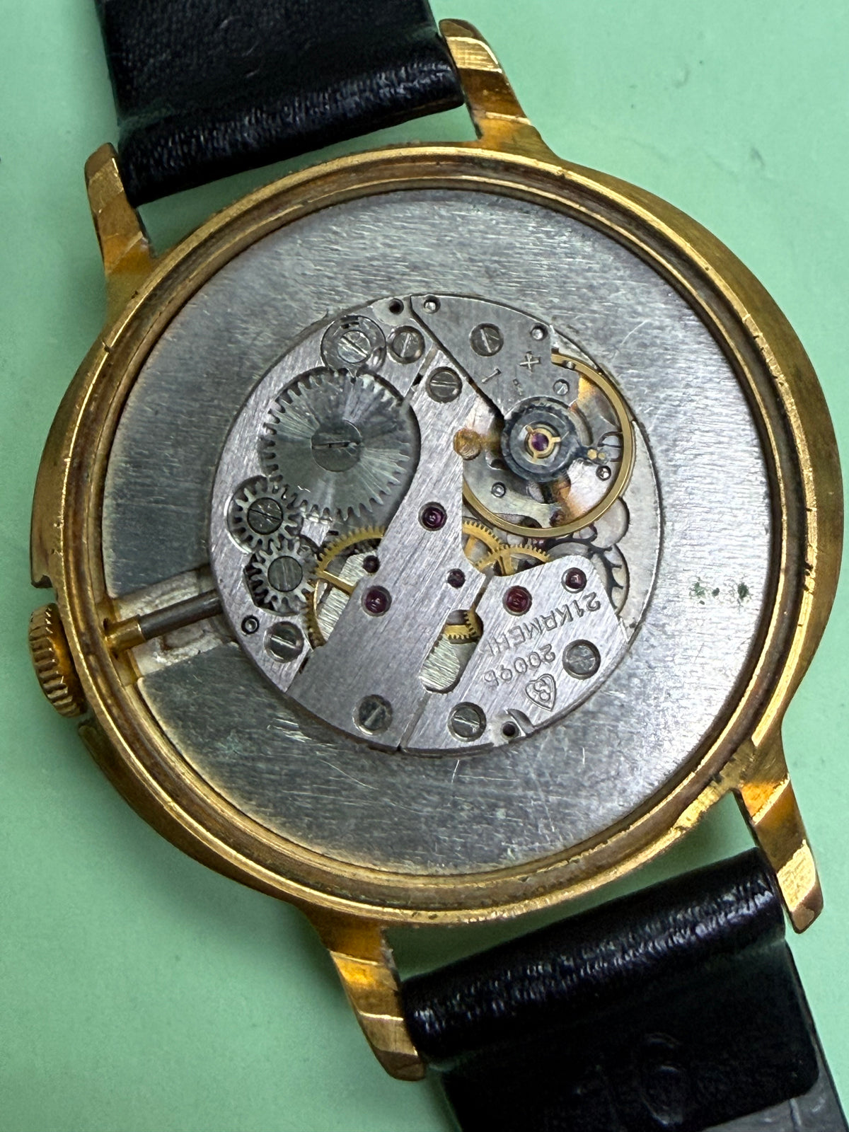 ⁠[蘇聯冷戰老物・太陽光影膠鏡] 蘇聯 Zarya ЗАРЯ 曙光牌 2009.Б 手動機械錶 21石 直布紋面 隱藏護橋 35mm⁠