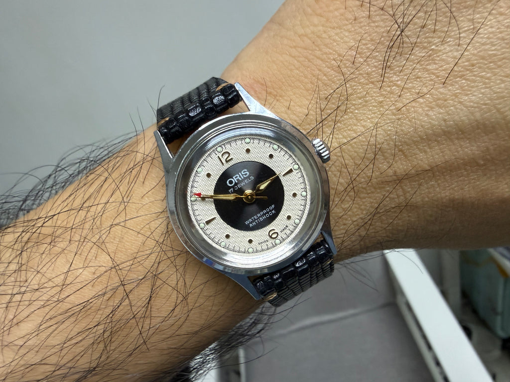 ⁠【雙圈黑膠唱片紋・波浪雕花面】瑞士豪利時 ORIS Ref. 7305 手動上鏈機械腕錶 原廠Cal. 740名芯 箭頭紅秒針 金色柳葉針 29mm⁠