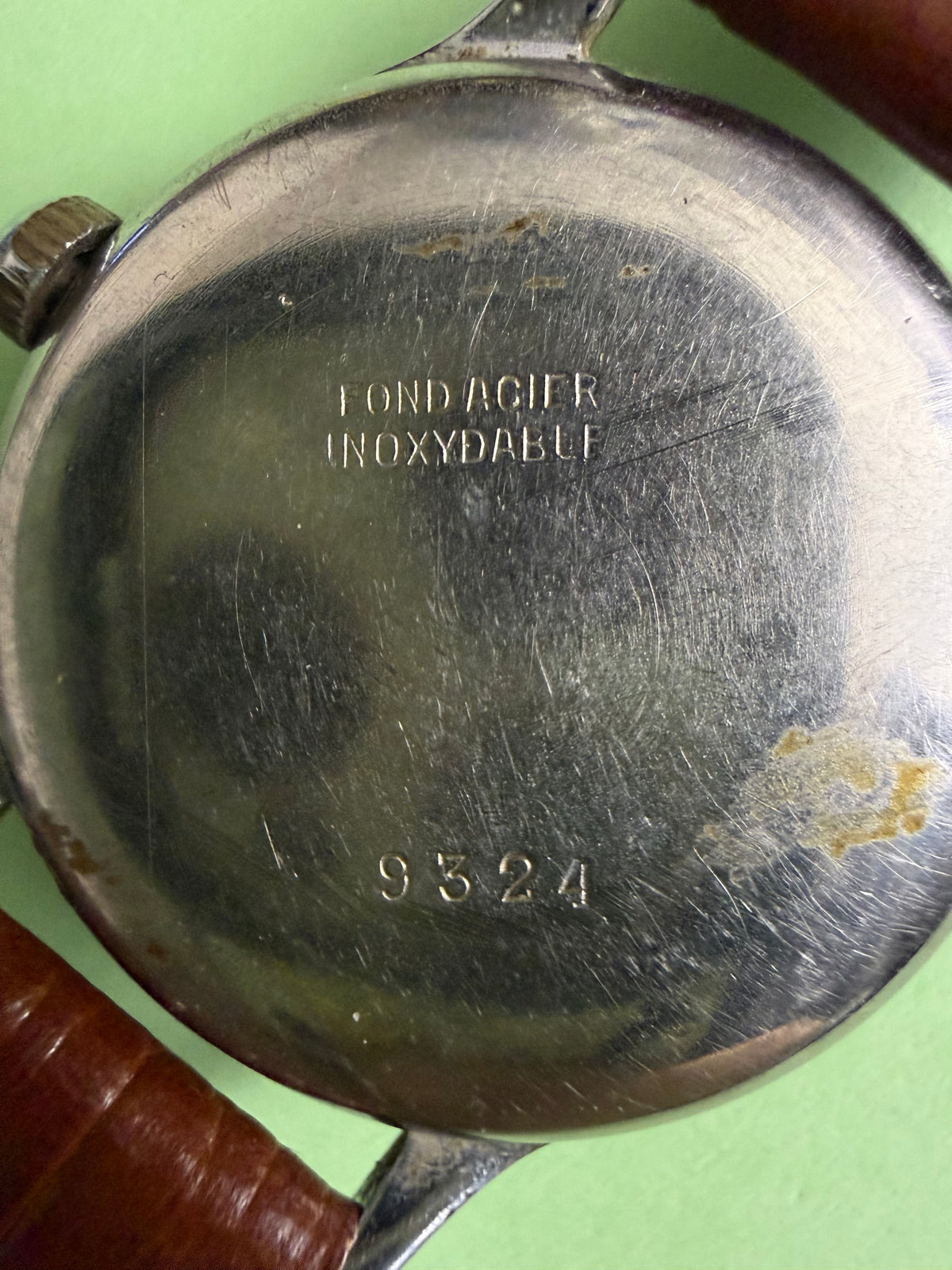 ⁠【1950s古典軍官風・瑞士ETA 900名芯】瑞士原廠 ROYCE 軍官款手上鏈小三針腕錶 30mm 經典包漿面 配全新黑色竹節紋皮帶⁠