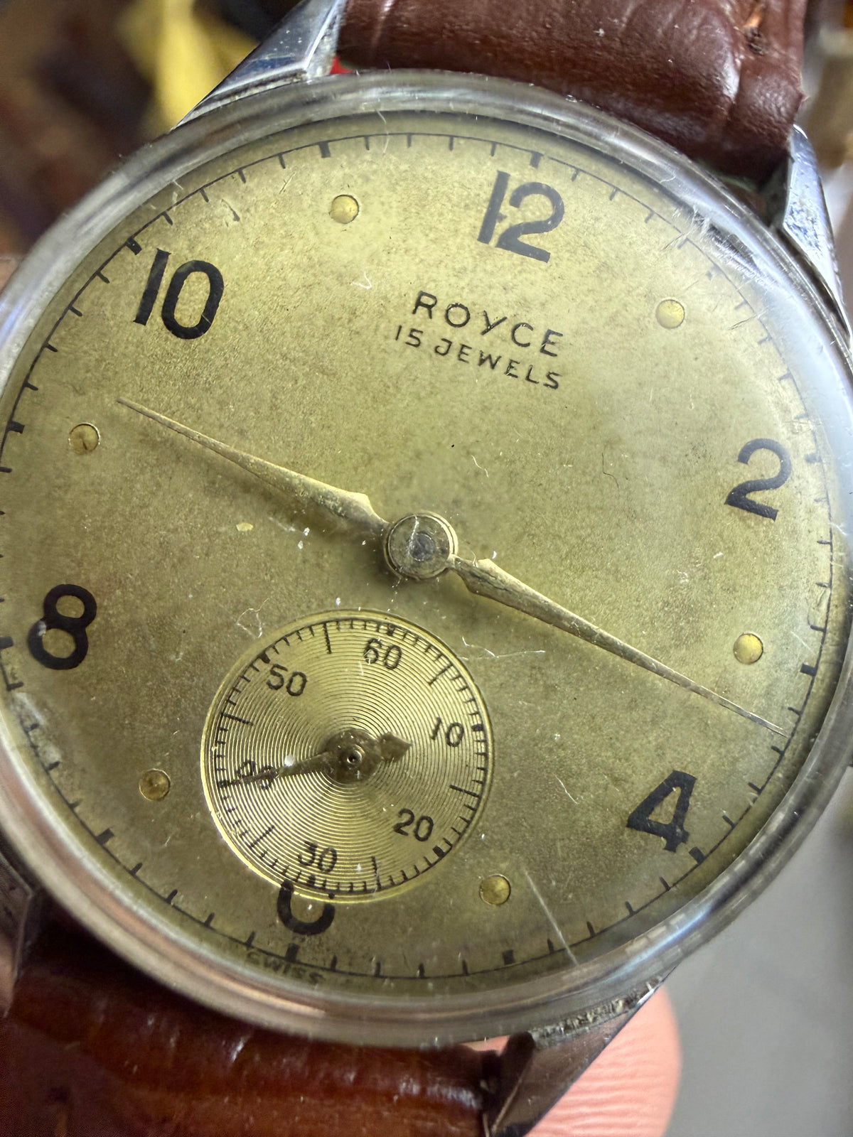 ⁠【1950s古典軍官風・瑞士ETA 900名芯】瑞士原廠 ROYCE 軍官款手上鏈小三針腕錶 30mm 經典包漿面 配全新黑色竹節紋皮帶⁠